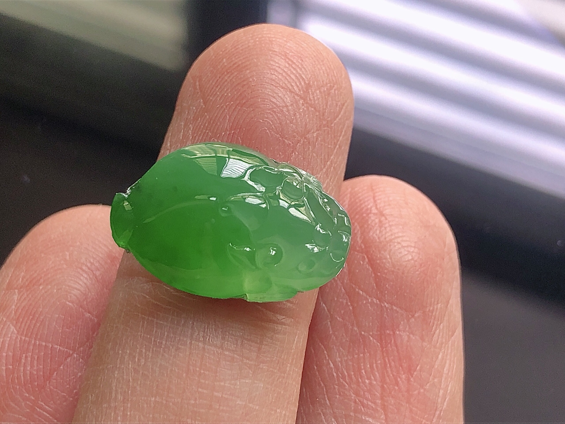 ️ 冰种阳绿金蟾，色泽艳阳，通透水润，玉质细腻，夺目迷人，镶嵌效果，品相，无裂，尺寸19*12.3