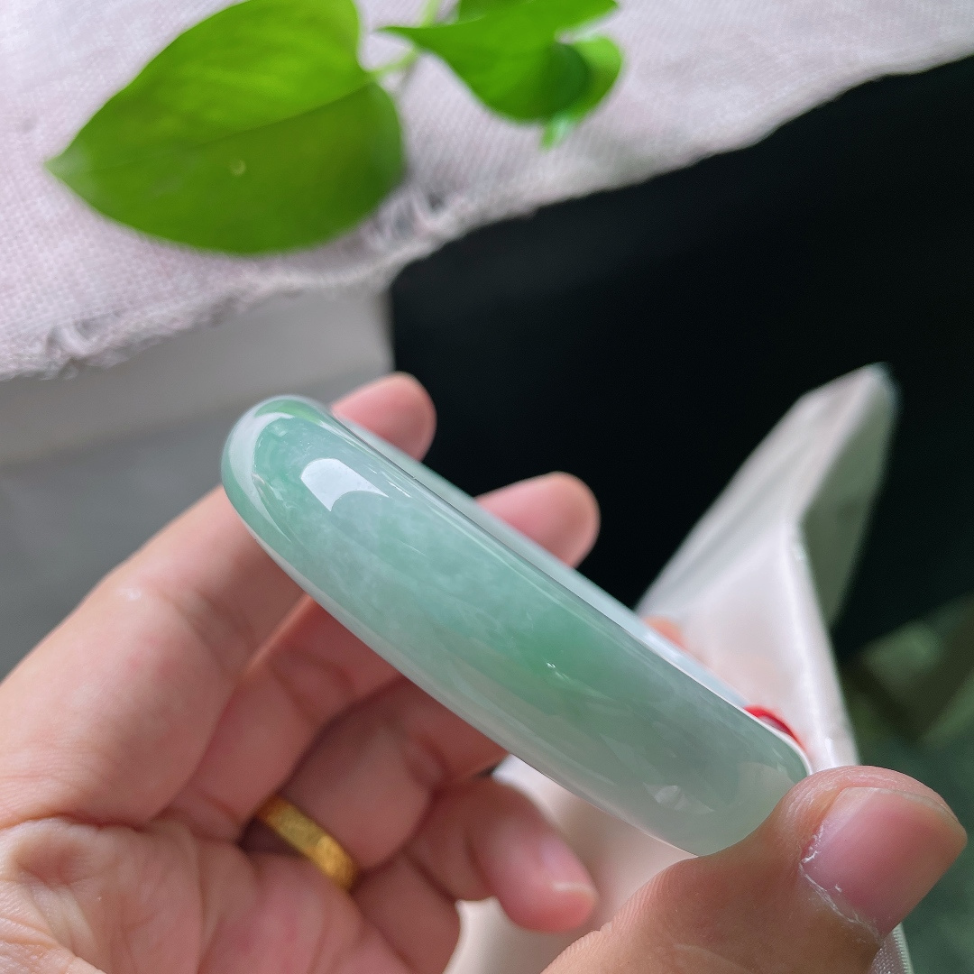 绿底正圈，水润细腻，种老，清爽自然，落落大方，一点皮纹，ss53161a