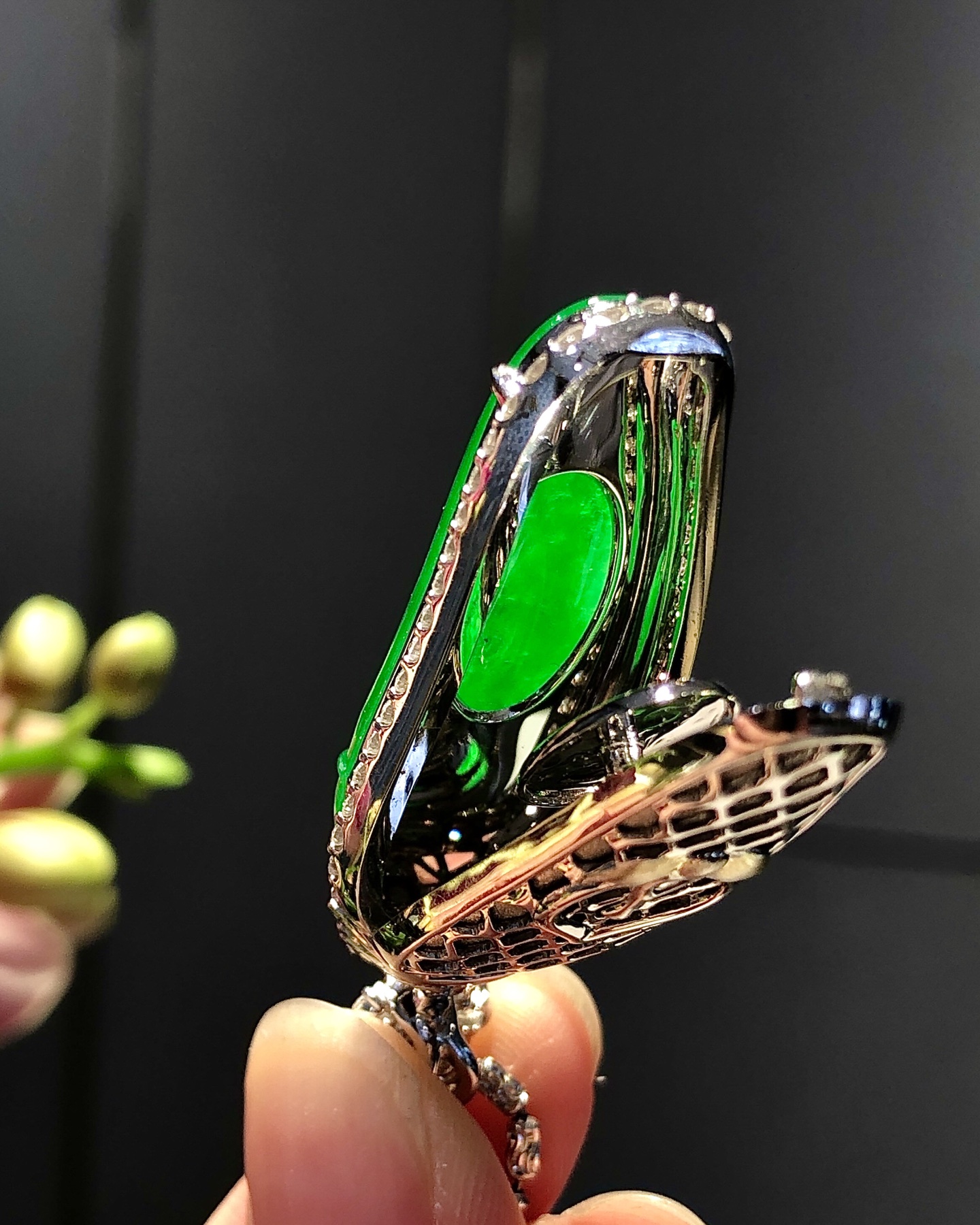 ️老坑帝王绿福瓜吊坠，瓜形修长饱满，寓意福寿绵长，种色兼备，重金豪镶，贵气优雅十足50.7X16.5X11.2，裸石36.8X13.6X3.2，️