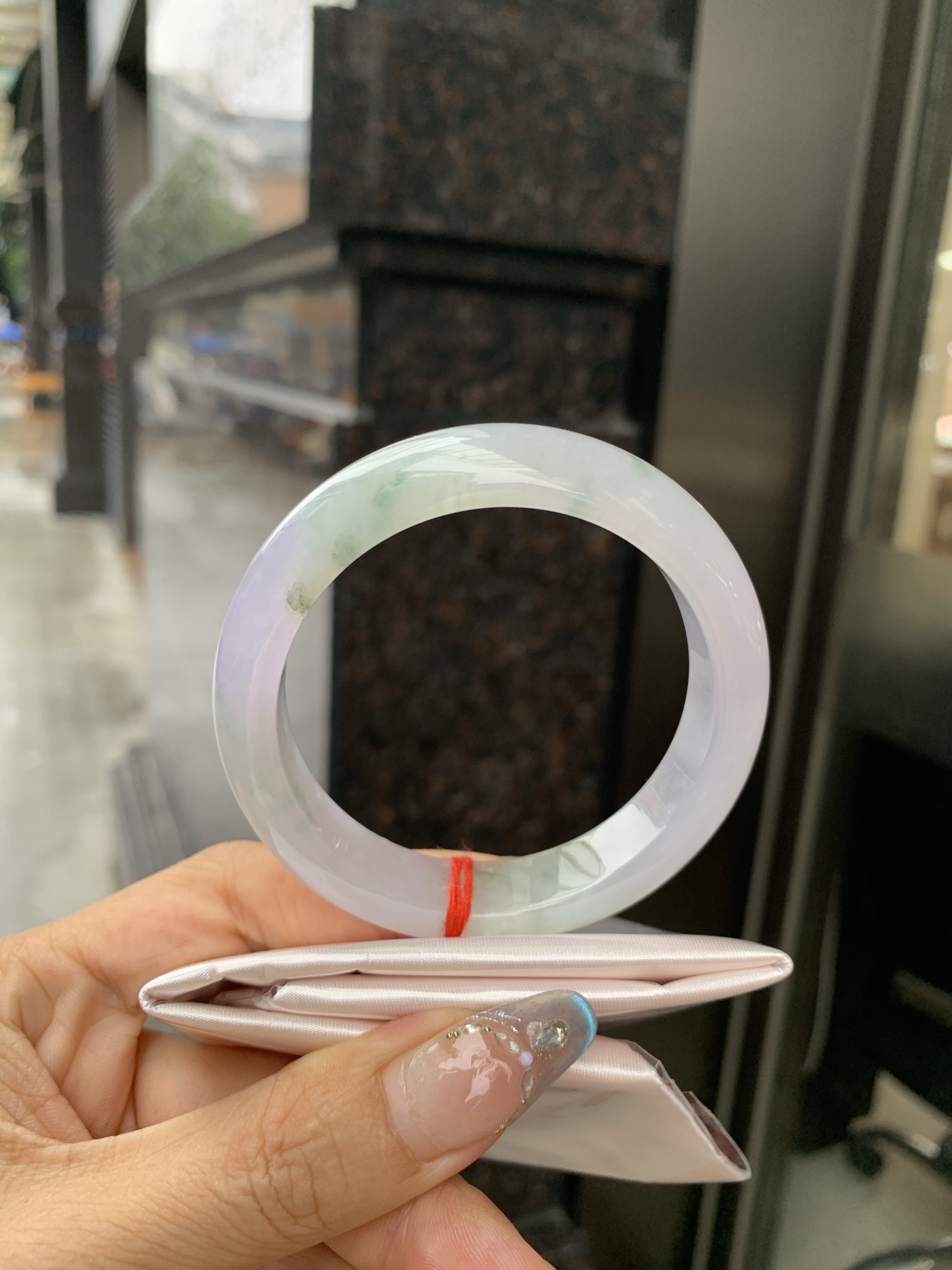 冰春彩正圈 54.6-8-12.8 0519-4A115 打灯棉线，底妆冰润，谁能拒绝一只自带春日滤镜的春彩镯啊，紫底晕染着飘绿花，像雾里的新芽，冰润细腻，上手温柔到骨子里，把整个春天的诗意都戴在手上。