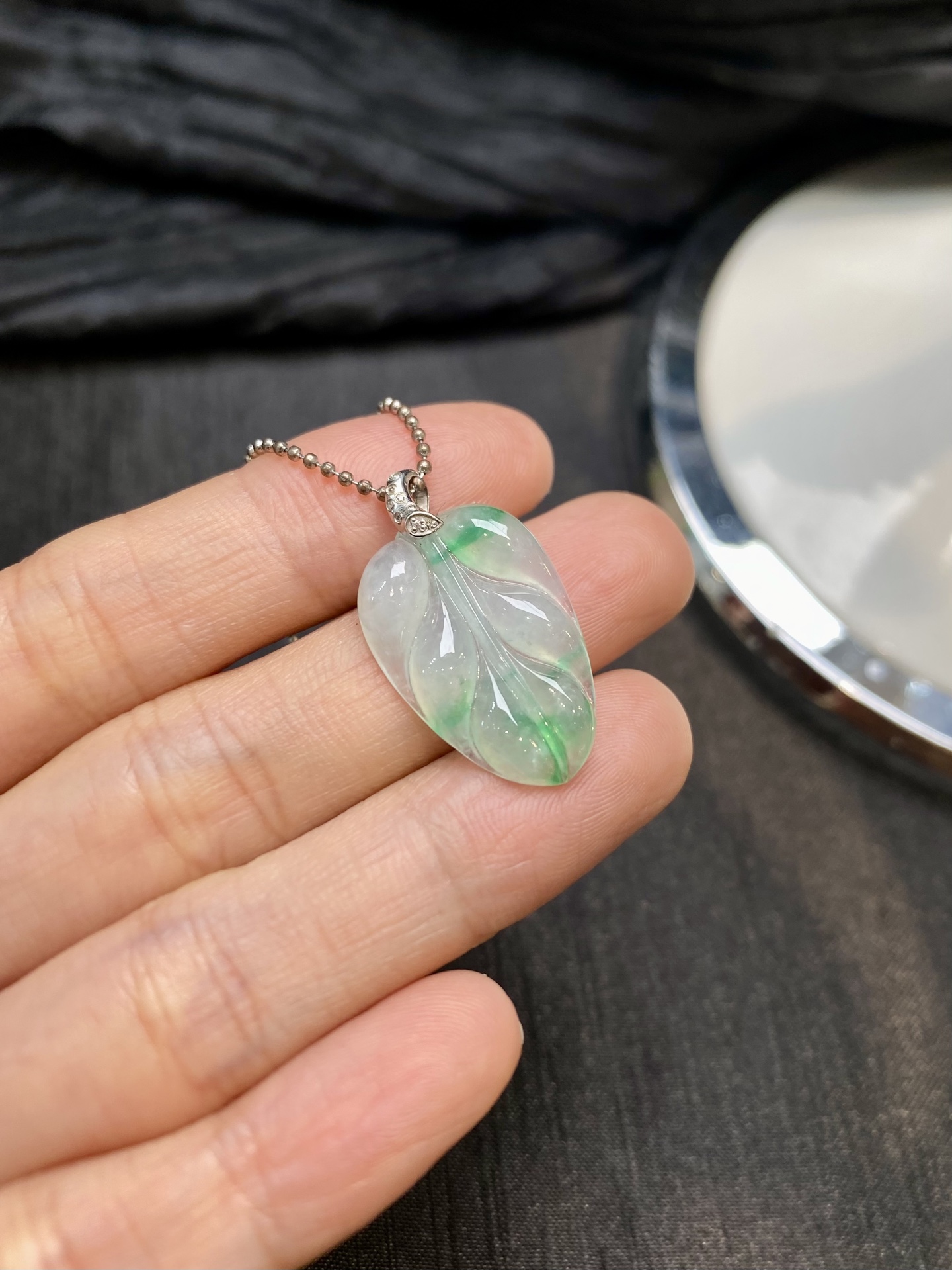冰飘绿花叶子吊坠·金 整·27.2-15.6-3.8mm 裸·23-15.6-3.8mm