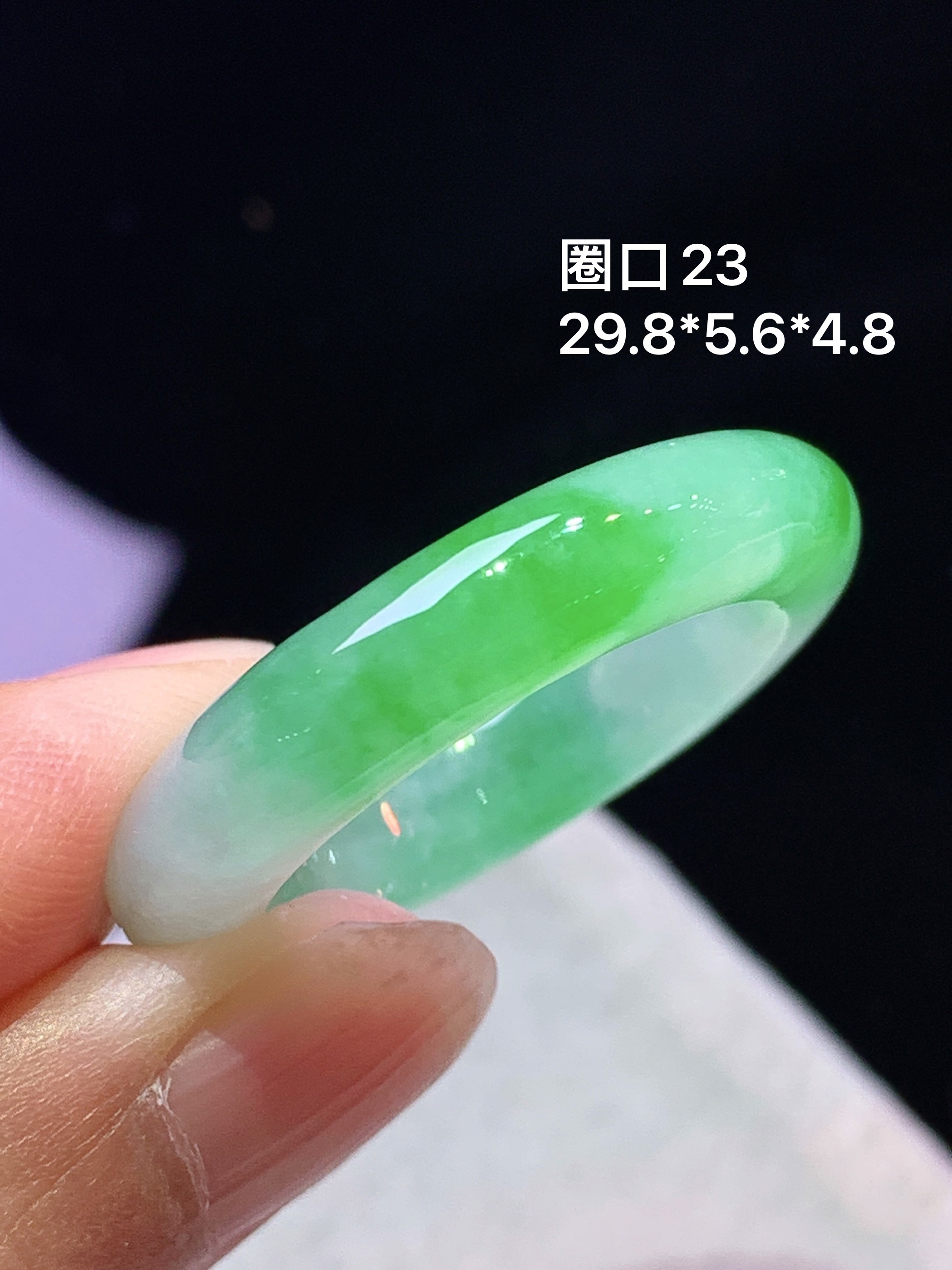 飘阳绿指环 玉质细腻 色泽艳丽清新 水润亮眼 圈口23 整体尺寸29.8*5.6*4.8 c1