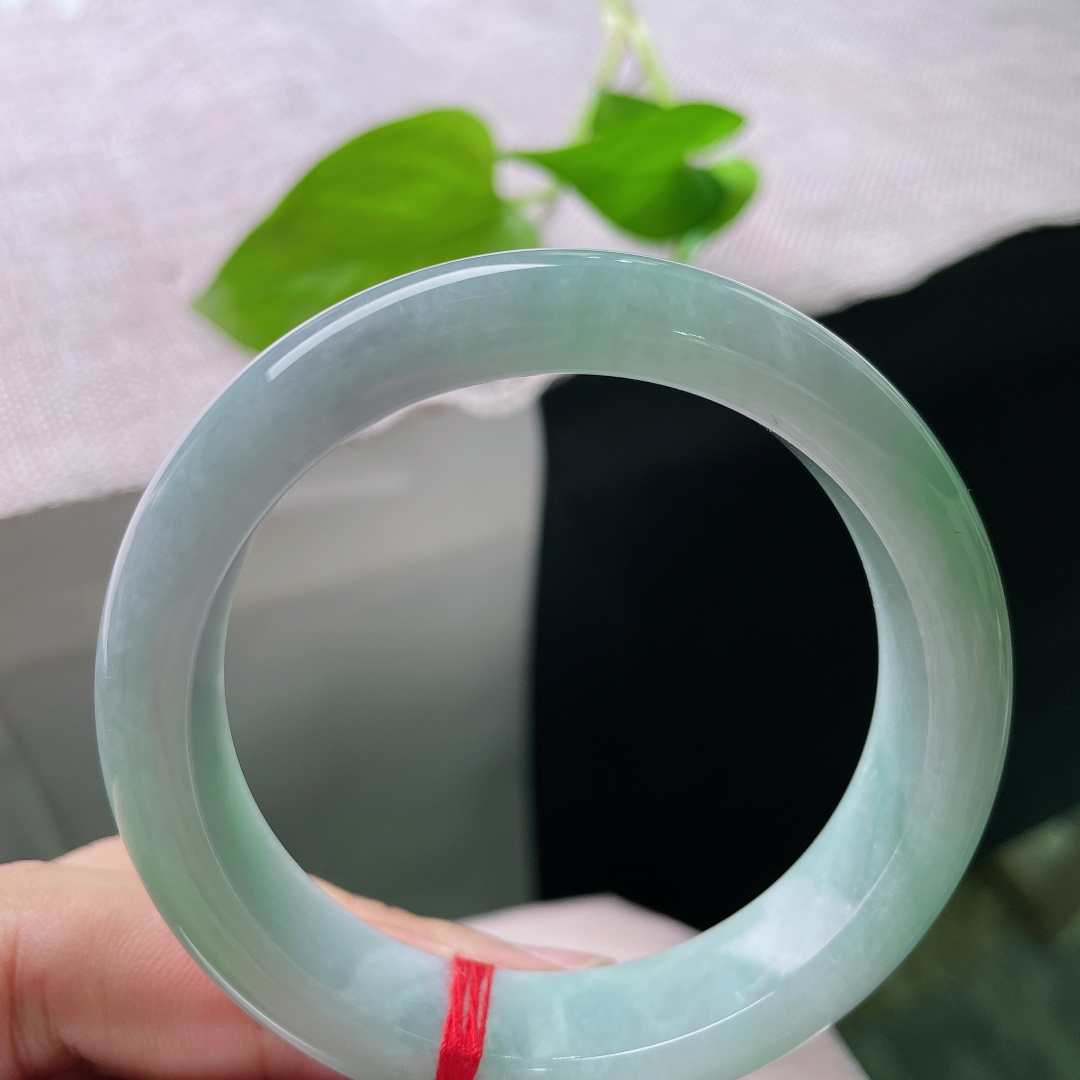 绿底正圈，水润细腻，种老，清爽自然，落落大方，一点皮纹，ss53161a