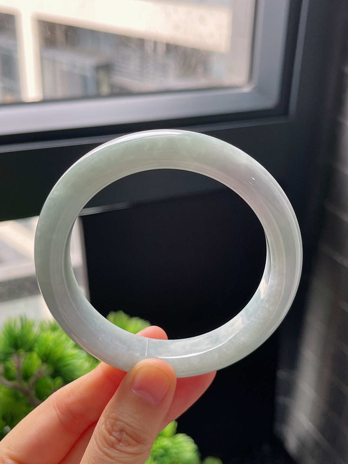 正圈60圈口，翡翠糯化种淡绿色手镯