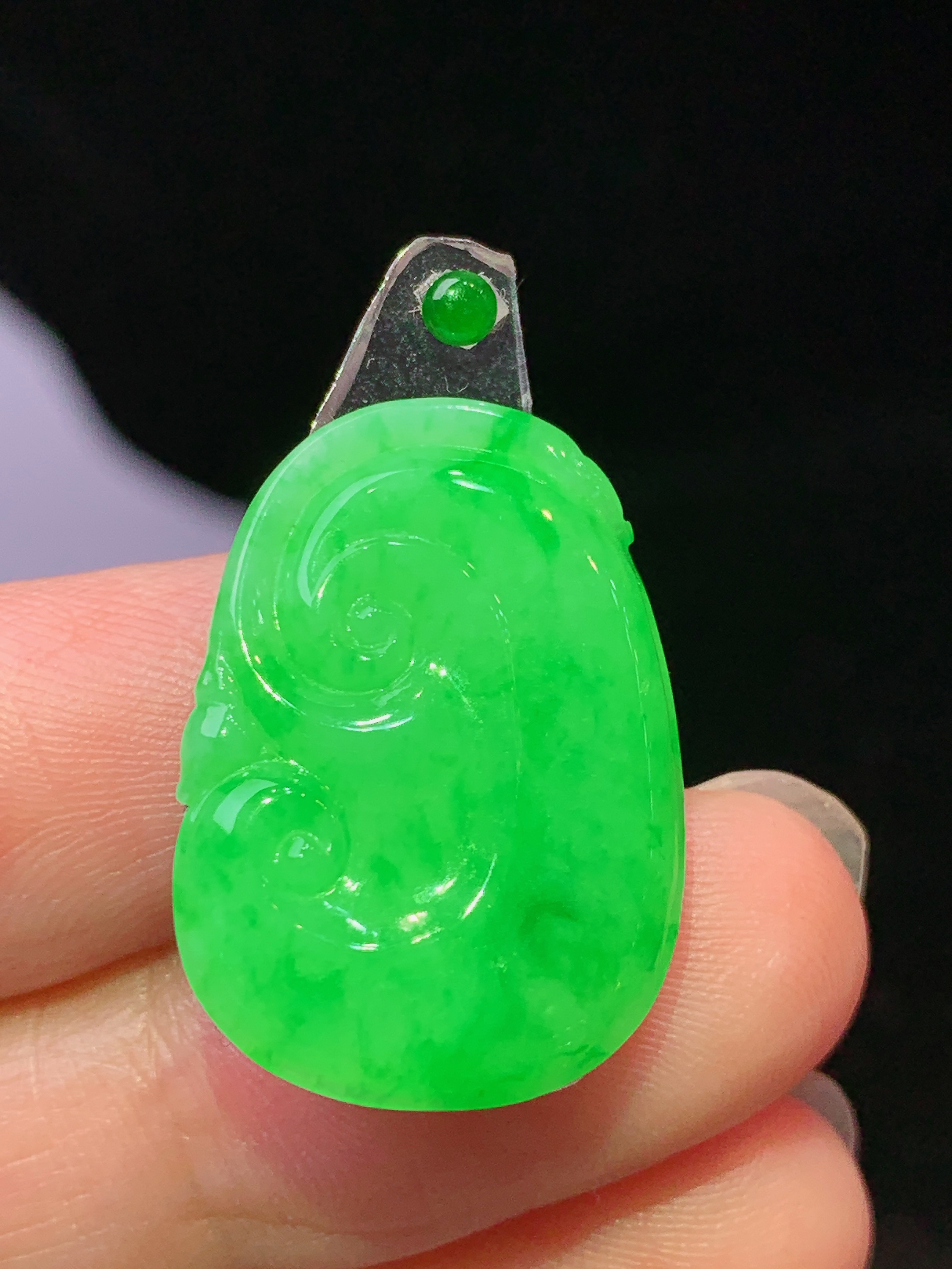 镶嵌款 阳绿如意吊坠 玉质细腻 色泽艳丽清新 水润亮眼 整体尺寸23*16.5*2.5 2x