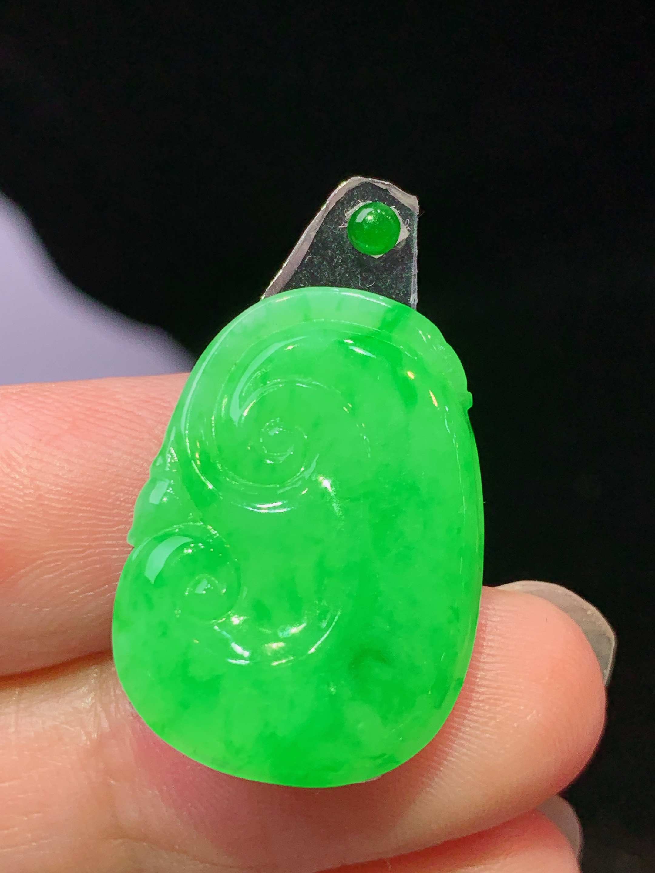 镶嵌款 阳绿如意吊坠 玉质细腻 色泽艳丽清新 水润亮眼 整体尺寸23*16.5*2.5 2x