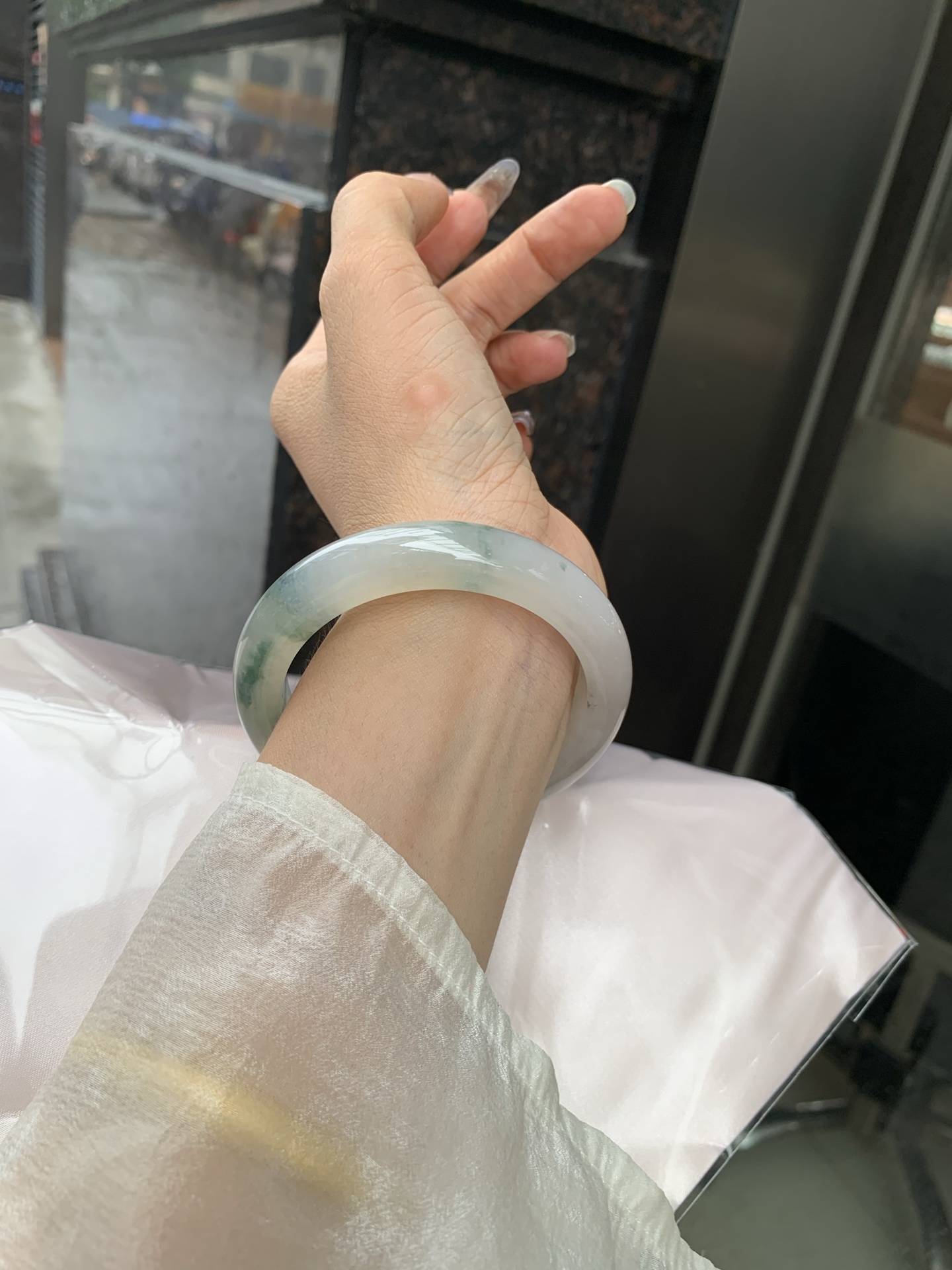 冰飘花正圈 0519-4A118 打灯棉线，底妆冰润细腻，冰底中开出了朵朵蓝花，飘花灵动飘逸，勾勒出一幅唯美诗意的山水意境画，古典优雅又秀气