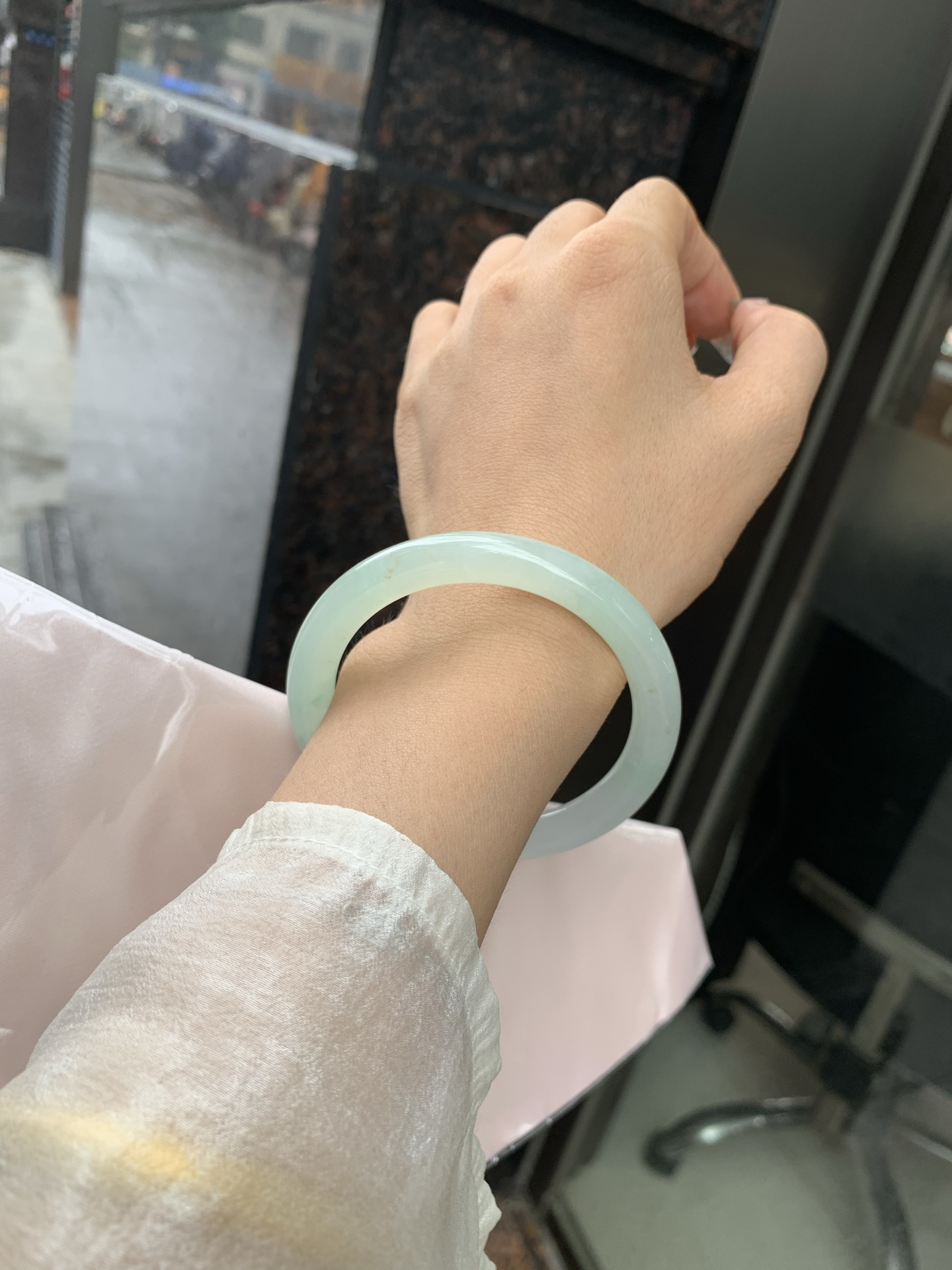 冰晴绿洒金美人条 55.6-8.5-8 0519-N762 无裂，底妆冰透水润，淡雅晴绿底洒金点缀，像初春嫩芽落入清泉，均匀柔和，抬眼就是一片宁静感