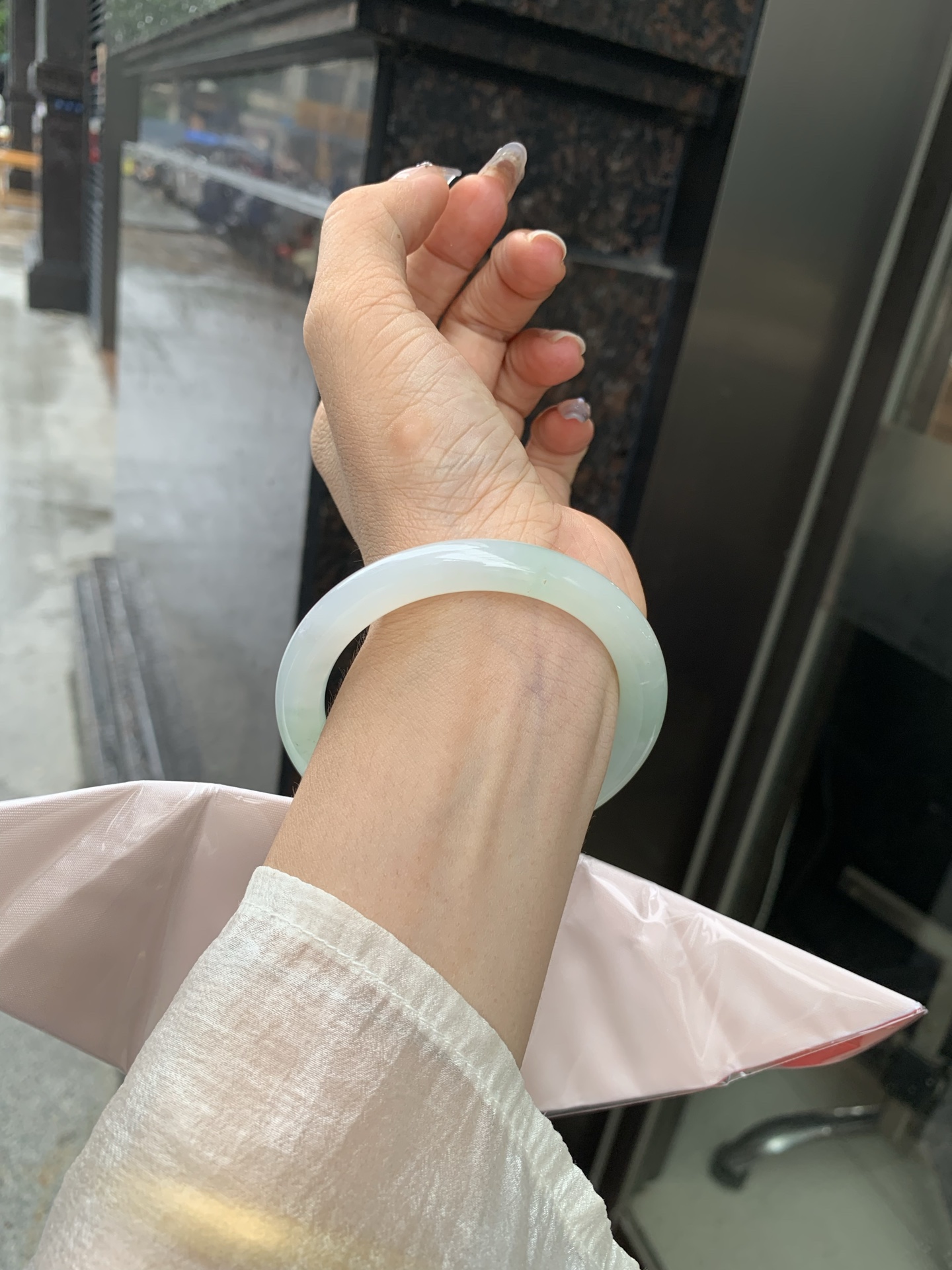 冰晴绿洒金美人条 55.6-8.5-8 0519-N762 无裂，底妆冰透水润，淡雅晴绿底洒金点缀，像初春嫩芽落入清泉，均匀柔和，抬眼就是一片宁静感