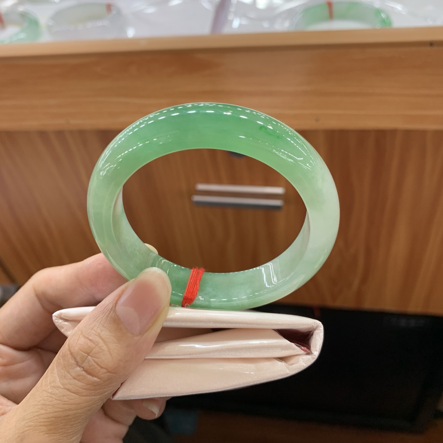 051830CK 飘绿正圈翡翠手镯 52.7-12.5-8