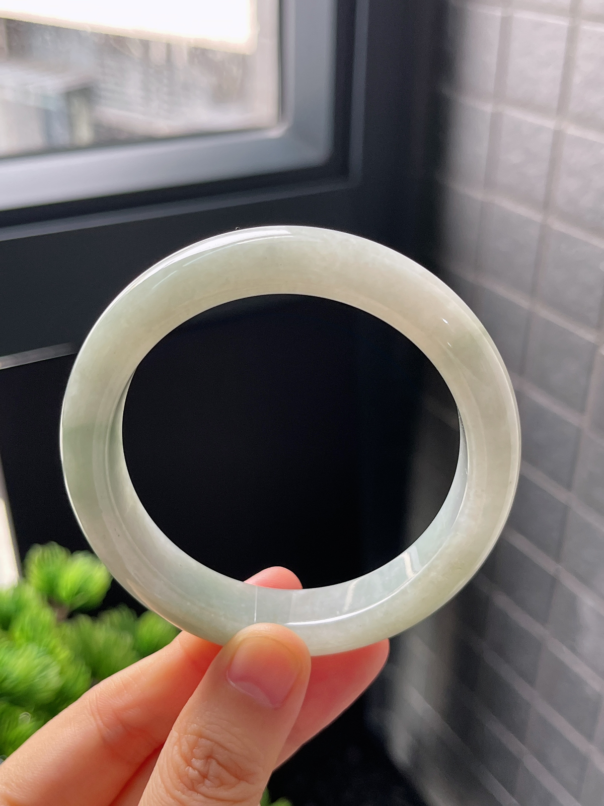 正圈56.2圈口，翡翠糯化种淡绿色手镯