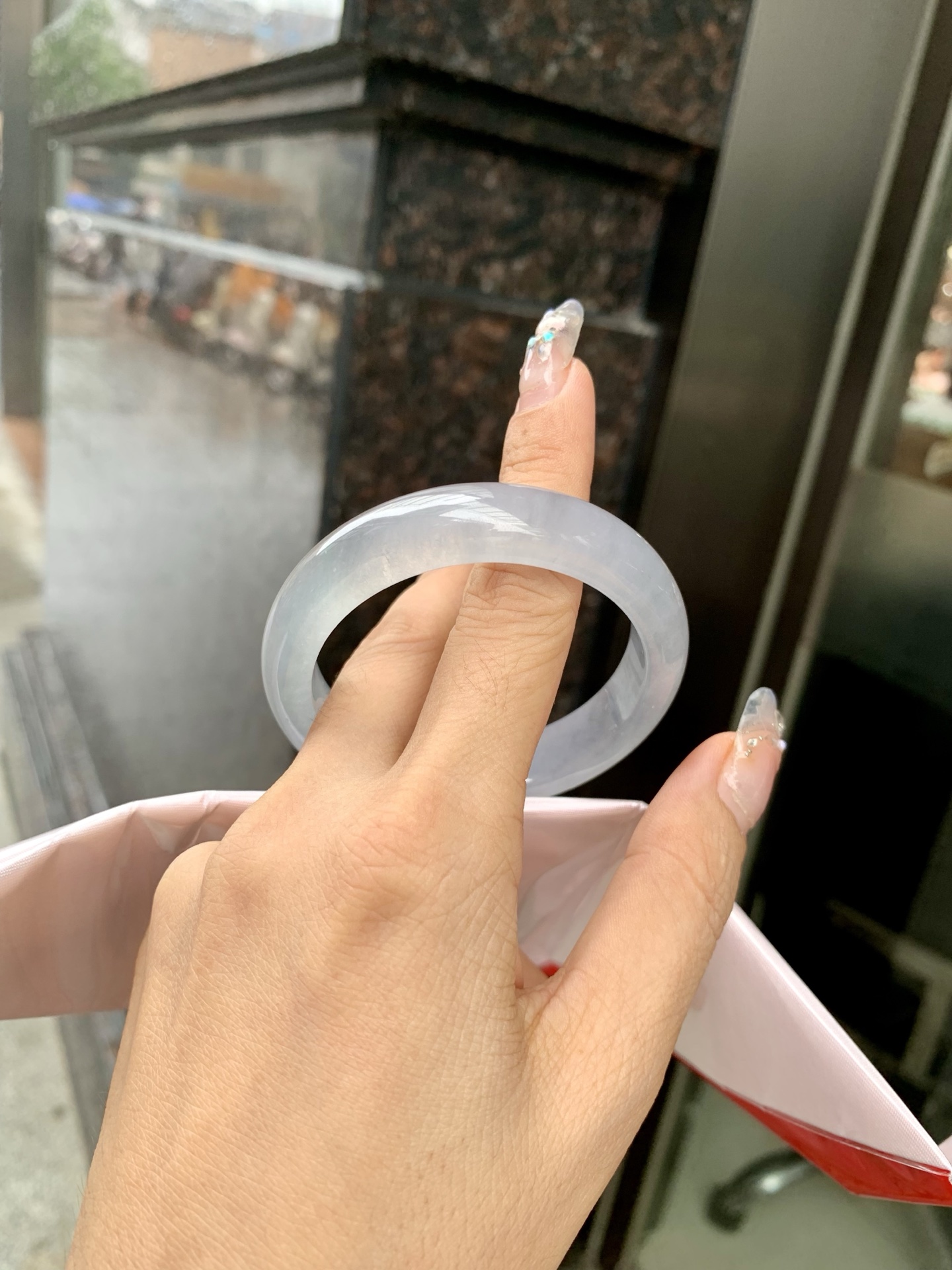 烟灰冰紫正圈，底妆冰透有光感，烟灰冰紫，朦胧，像把一汪深海水戴在手上，清透又神秘，上手显白提气质，自带清冷贵气，低调中藏着感。