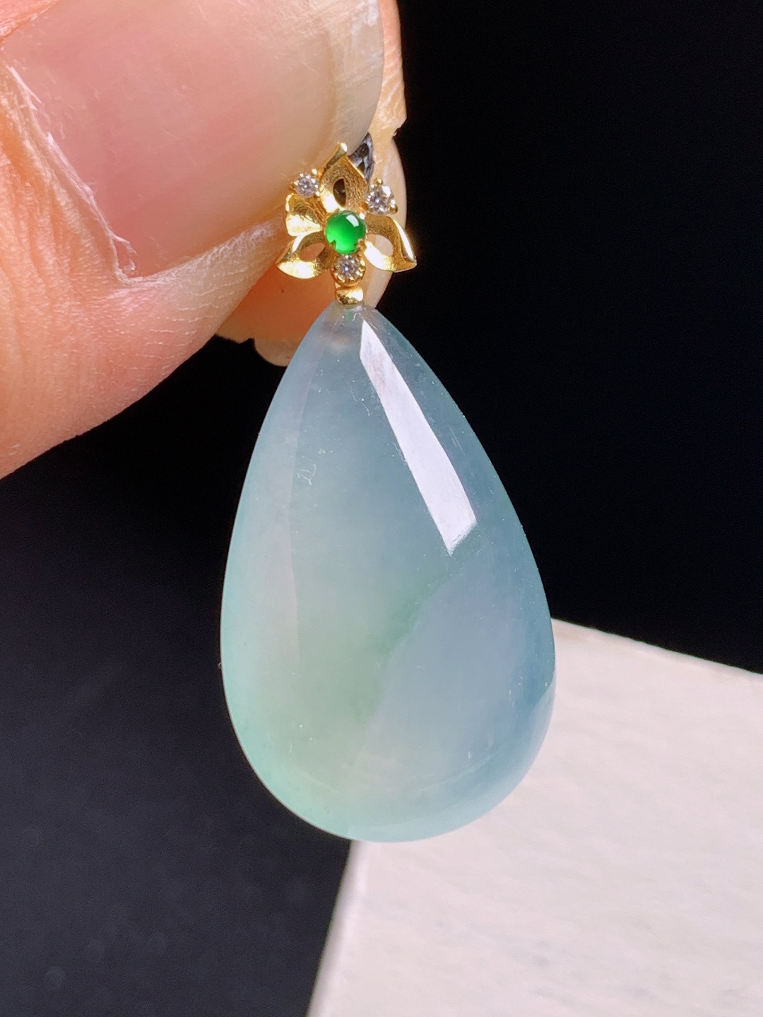 水滴吊坠，水润盈盈，清灵脱俗，留住世间温柔