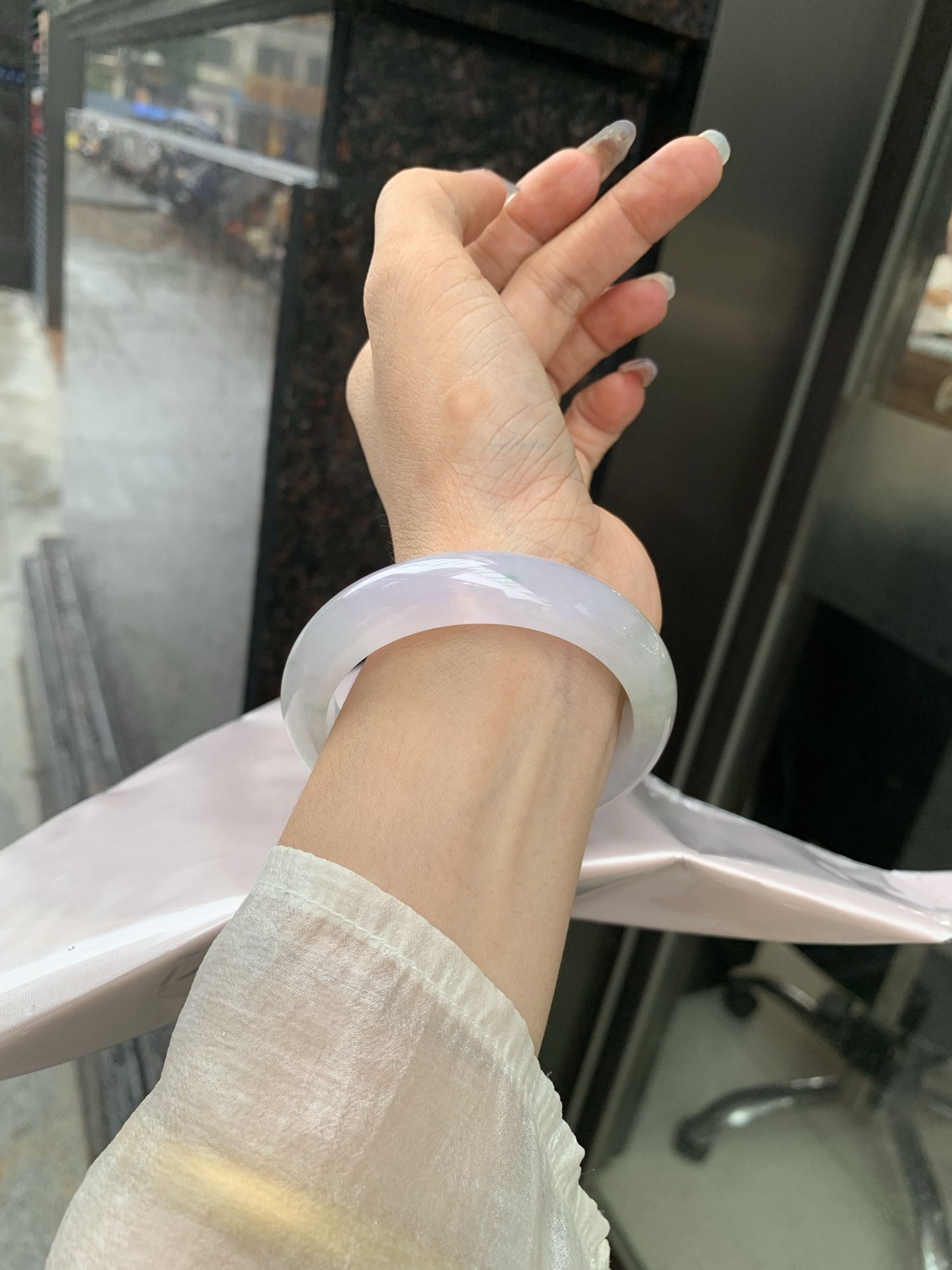 冰春彩正圈 54.6-8-12.8 0519-4A115 打灯棉线，底妆冰润，谁能拒绝一只自带春日滤镜的春彩镯啊，紫底晕染着飘绿花，像雾里的新芽，冰润细腻，上手温柔到骨子里，把整个春天的诗意都戴在手上。