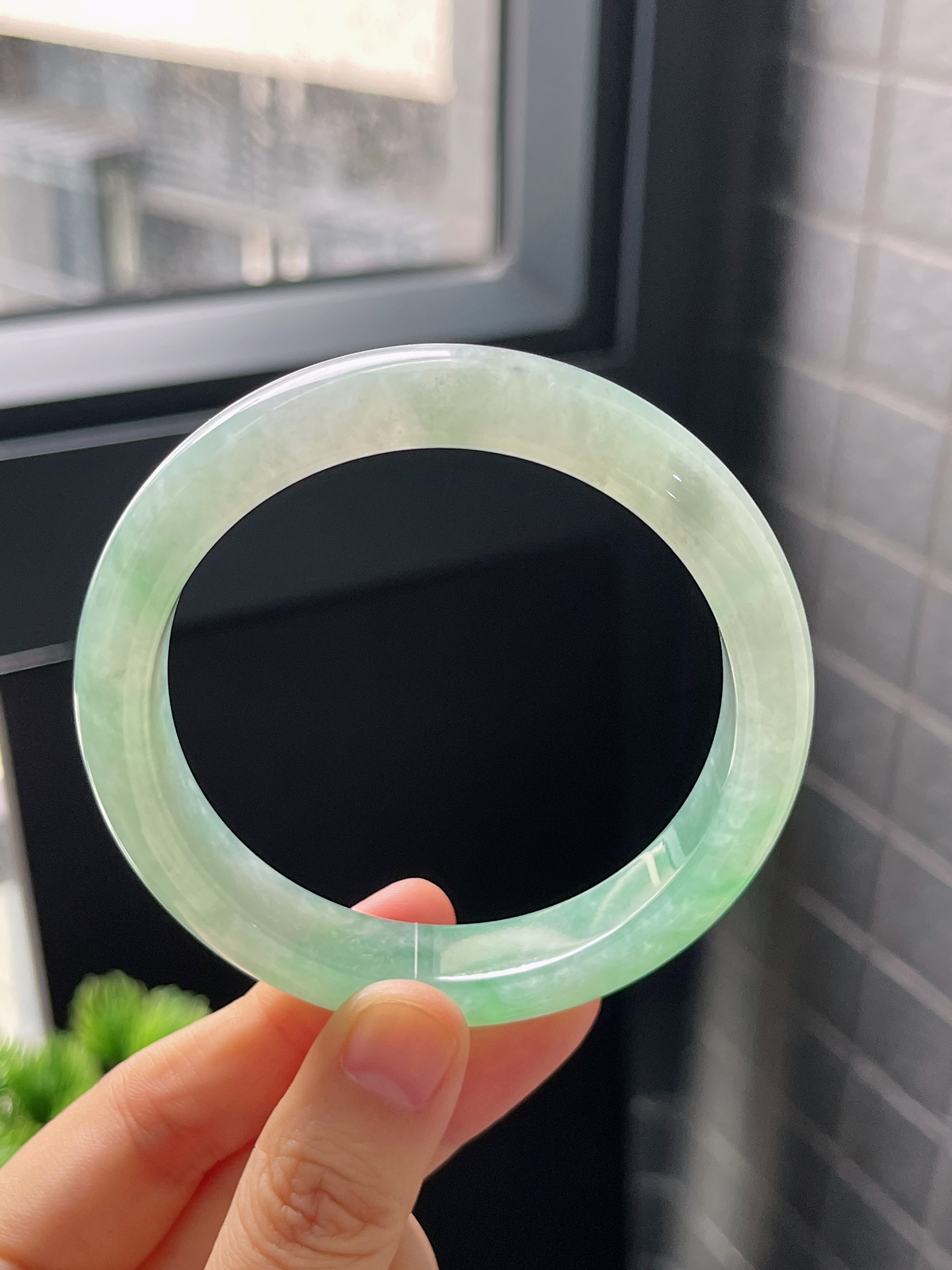 正圈58圈口，翡翠冰糯种淡绿色手镯