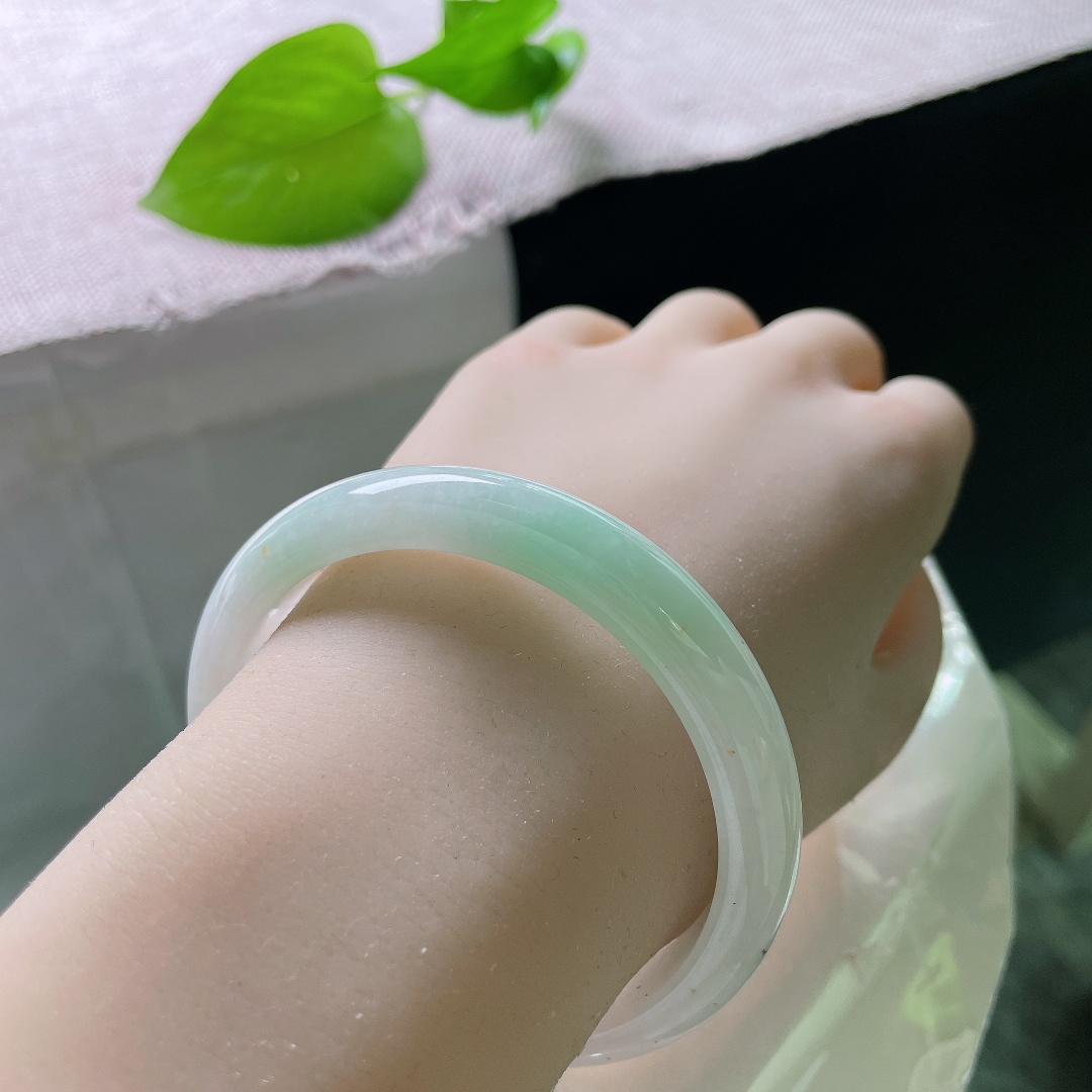 57.7/11/7.4，浅绿底正圈，水润，清秀迷人，条形秀气，种老，温婉知性，有纹，ss52267a