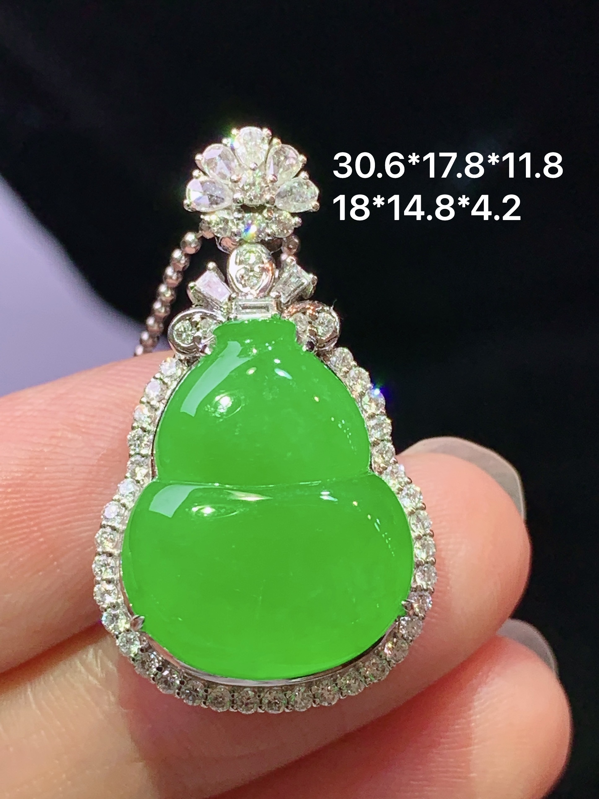 18k金钻镶嵌冰阳绿葫芦吊坠 玉质细腻 色泽艳丽清新 水润亮眼 整体尺寸30.6*17.8*11.8 m4