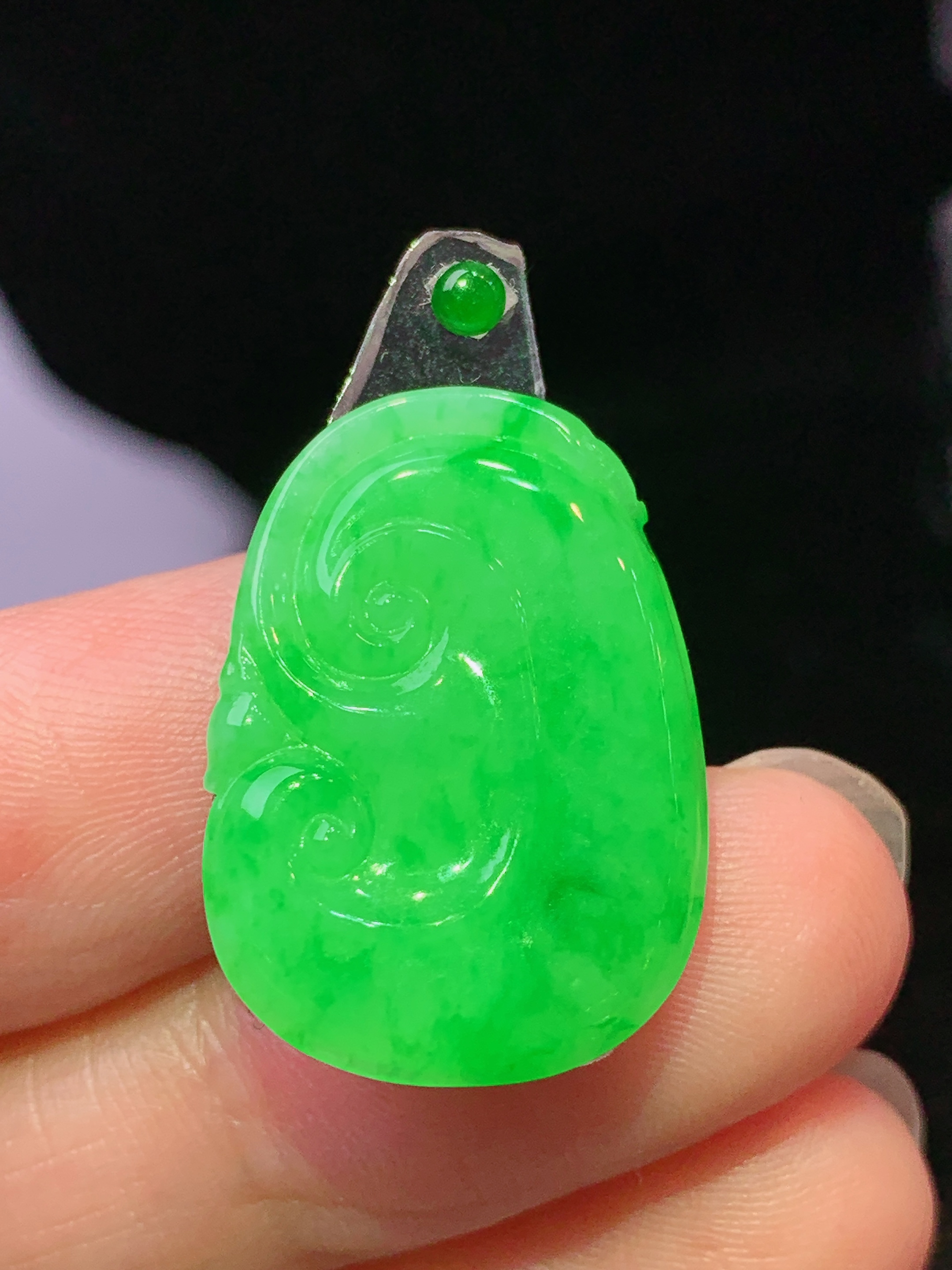镶嵌款 阳绿如意吊坠 玉质细腻 色泽艳丽清新 水润亮眼 整体尺寸23*16.5*2.5 2x