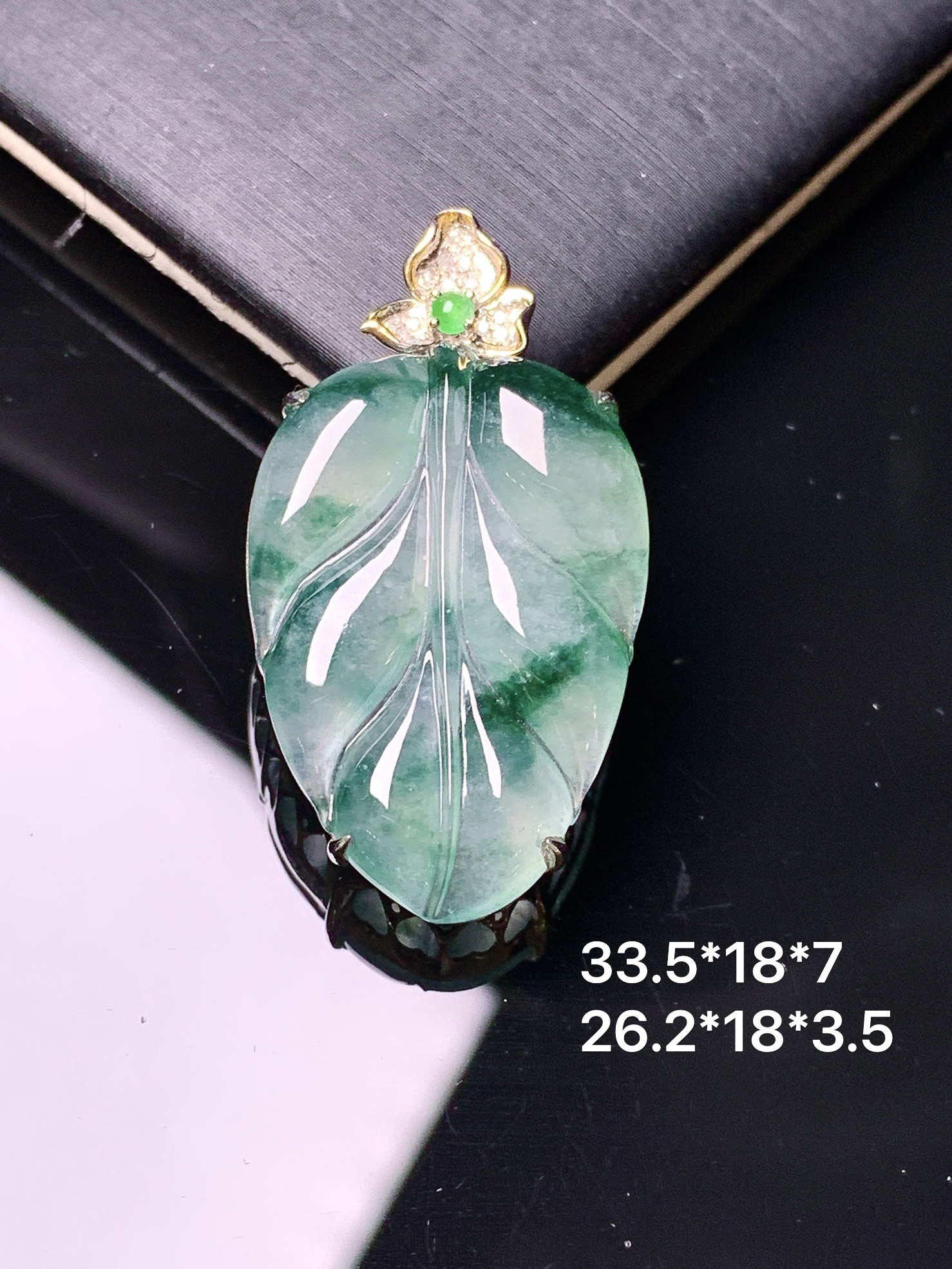 18k金钻镶嵌冰种飘绿树叶吊坠 玉质细腻 色泽艳丽清新 水润亮眼 整体尺寸33.5*18*7 yz