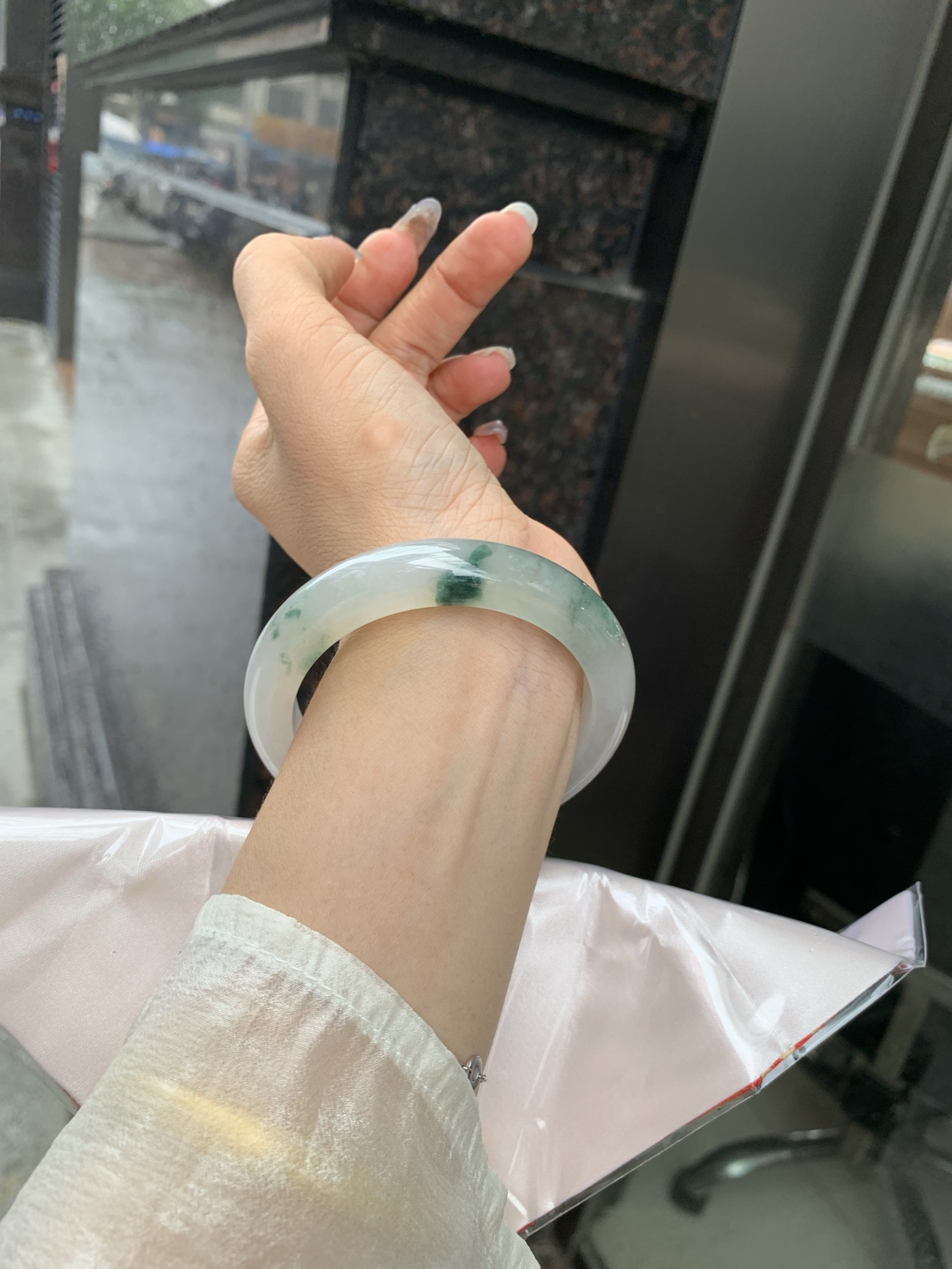 冰飘花正圈 0519-4A118 打灯棉线，底妆冰润细腻，冰底中开出了朵朵蓝花，飘花灵动飘逸，勾勒出一幅唯美诗意的山水意境画，古典优雅又秀气