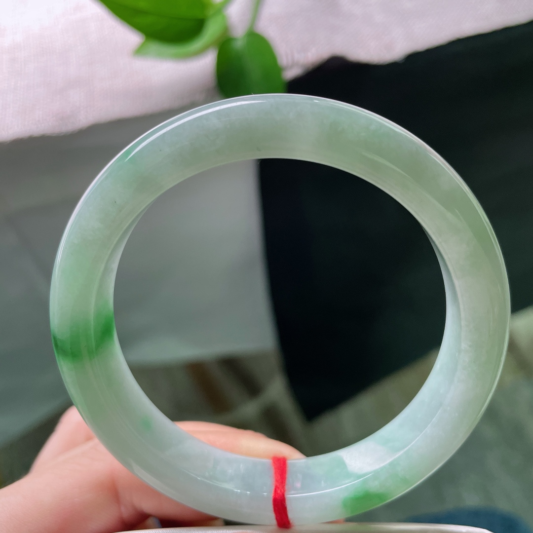 飘绿正圈，底子细腻，清爽，简约不简单，一点皮纹，ss52560a