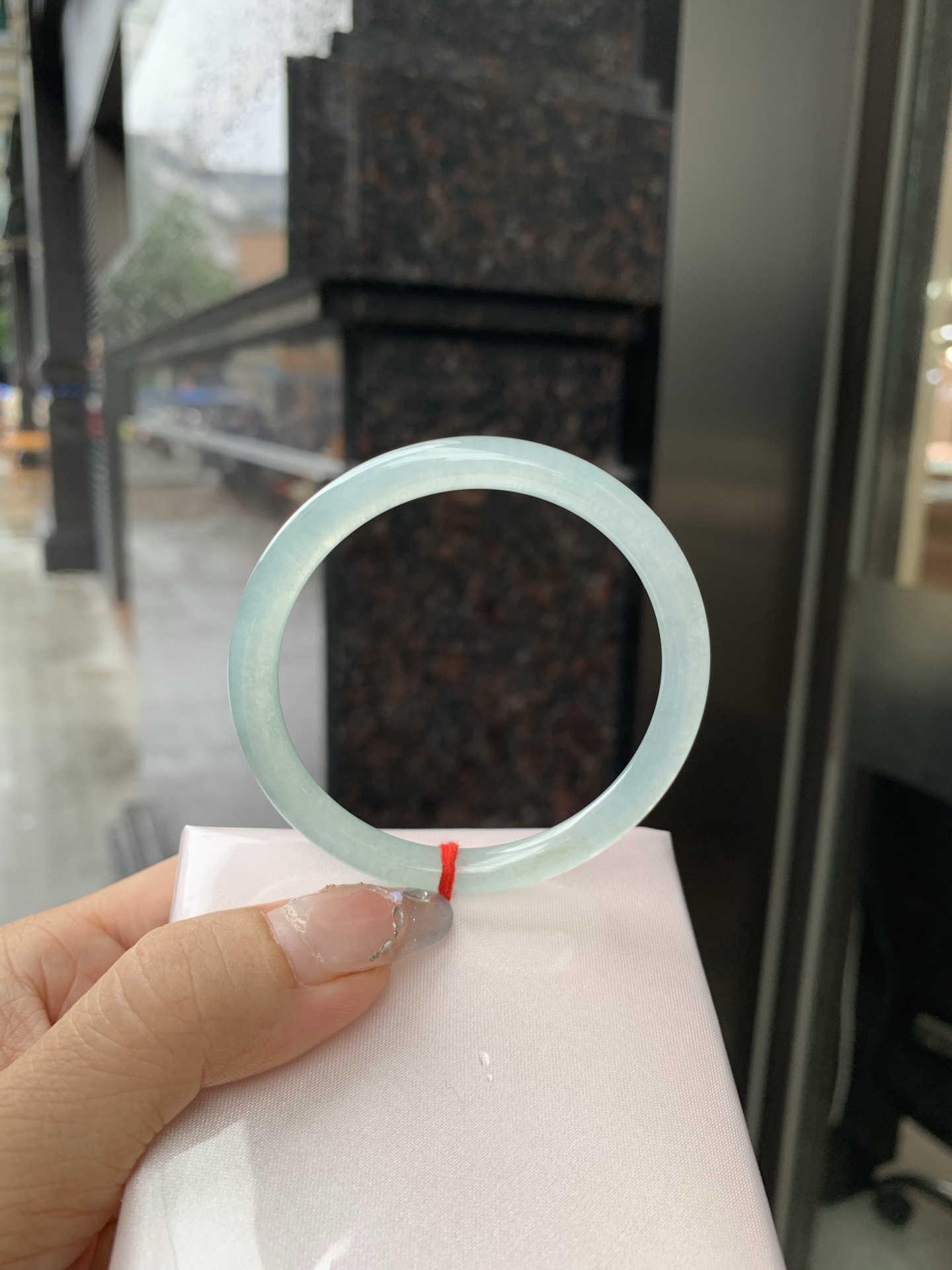 晴蓝美人条，底妆冰润，清爽耐看的均匀晴底，夏季美好的冰凉感，时而晴而晴蓝，随光线变化如梦如幻。