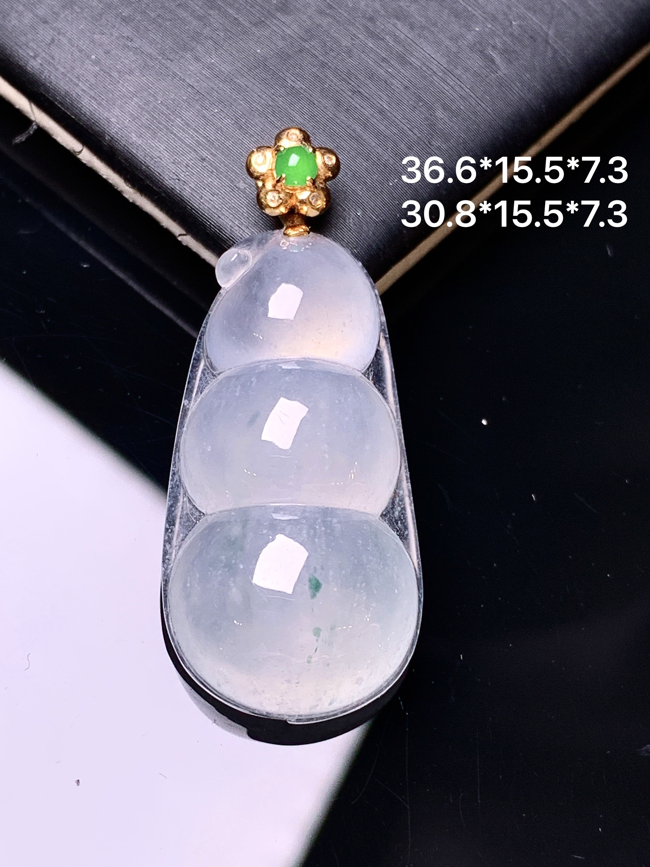 18k金镶嵌冰种四季豆吊坠 玉质细腻 色泽艳丽清新 水润亮眼 整体尺寸36.6*15.5*7.3 f4