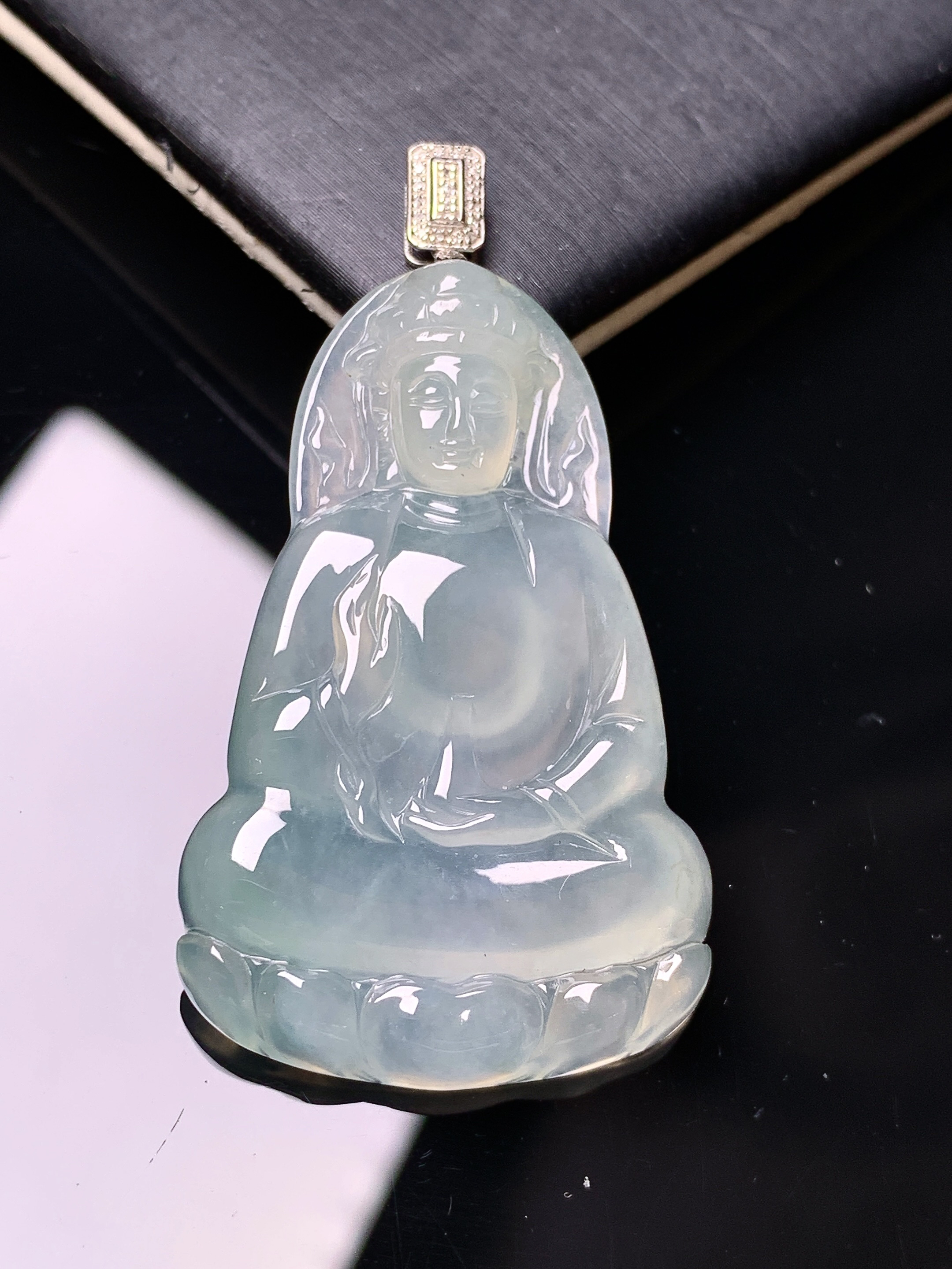 18k金钻镶嵌冰种观音菩萨吊坠 玉质细腻 色泽艳丽清新 水润亮眼 整体尺寸48*25.8*4.5 c1
