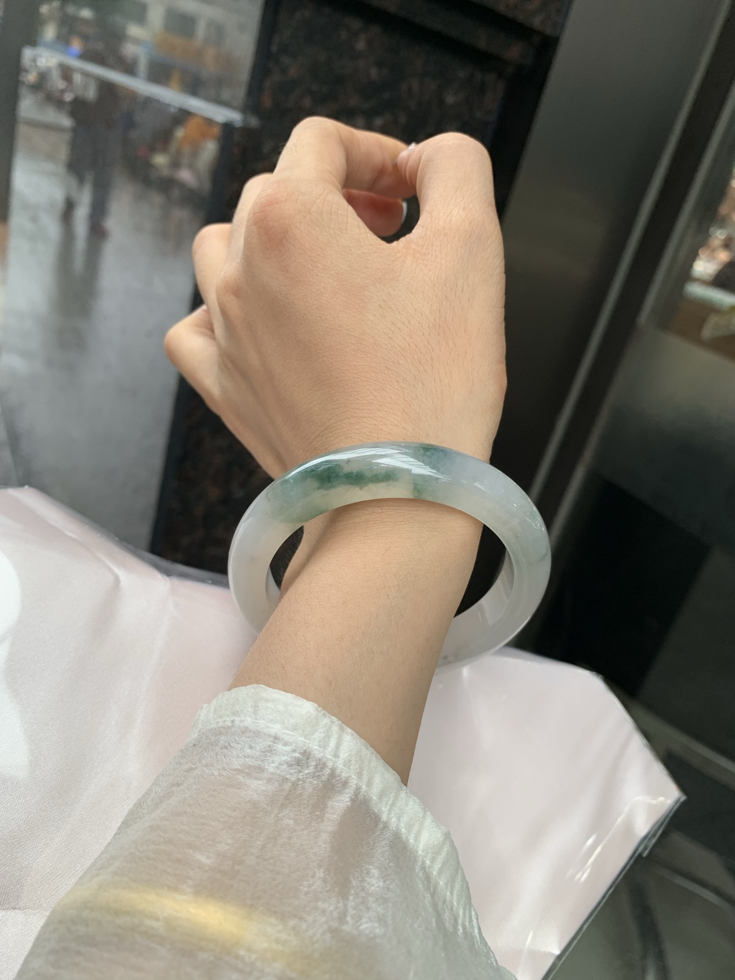 冰飘花正圈 0519-4A118 打灯棉线，底妆冰润细腻，冰底中开出了朵朵蓝花，飘花灵动飘逸，勾勒出一幅唯美诗意的山水意境画，古典优雅又秀气
