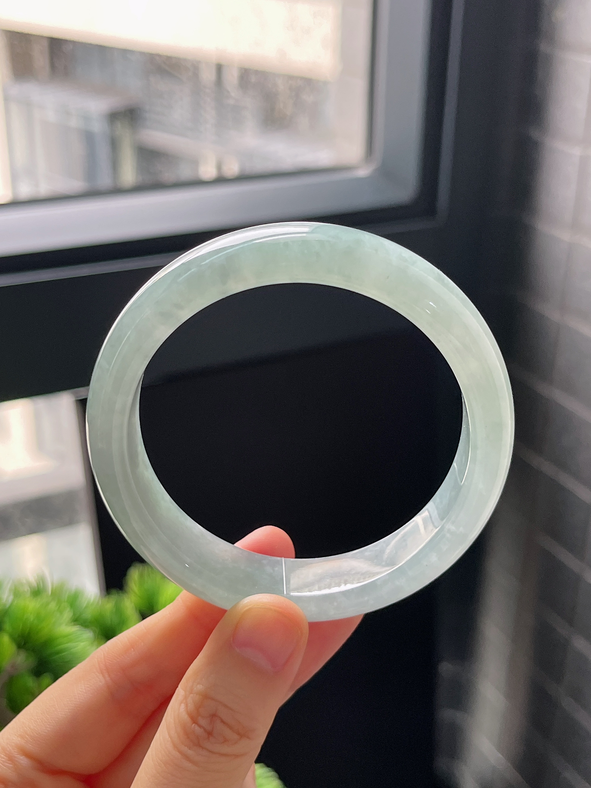 正圈57圈口，翡翠冰糯种淡蓝色手镯