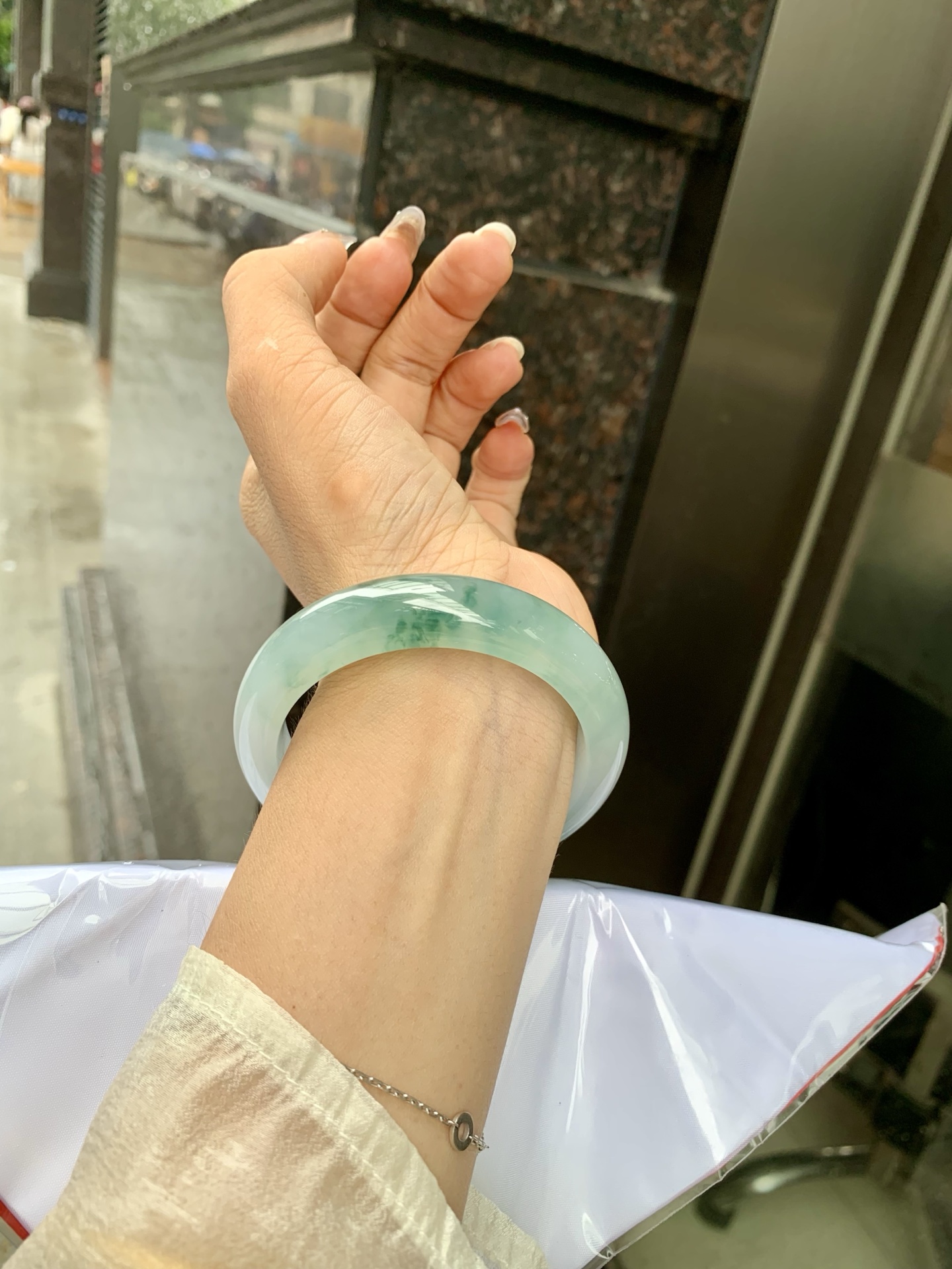 冰飘花正圈 54.6-8.7-13.3 0519-N766 打灯细纹，底妆冰润细腻，冰底中开出了朵朵蓝花，飘花灵动飘逸，勾勒出一幅唯美诗意的山水意境画，古典优雅又秀气