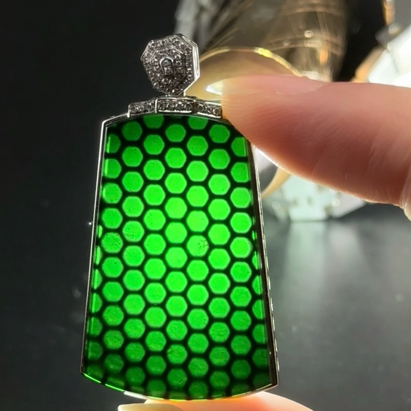 精品18k墨翠无事牌 种好色正 黑度极好 打灯通透 油性十足  尺寸45.1