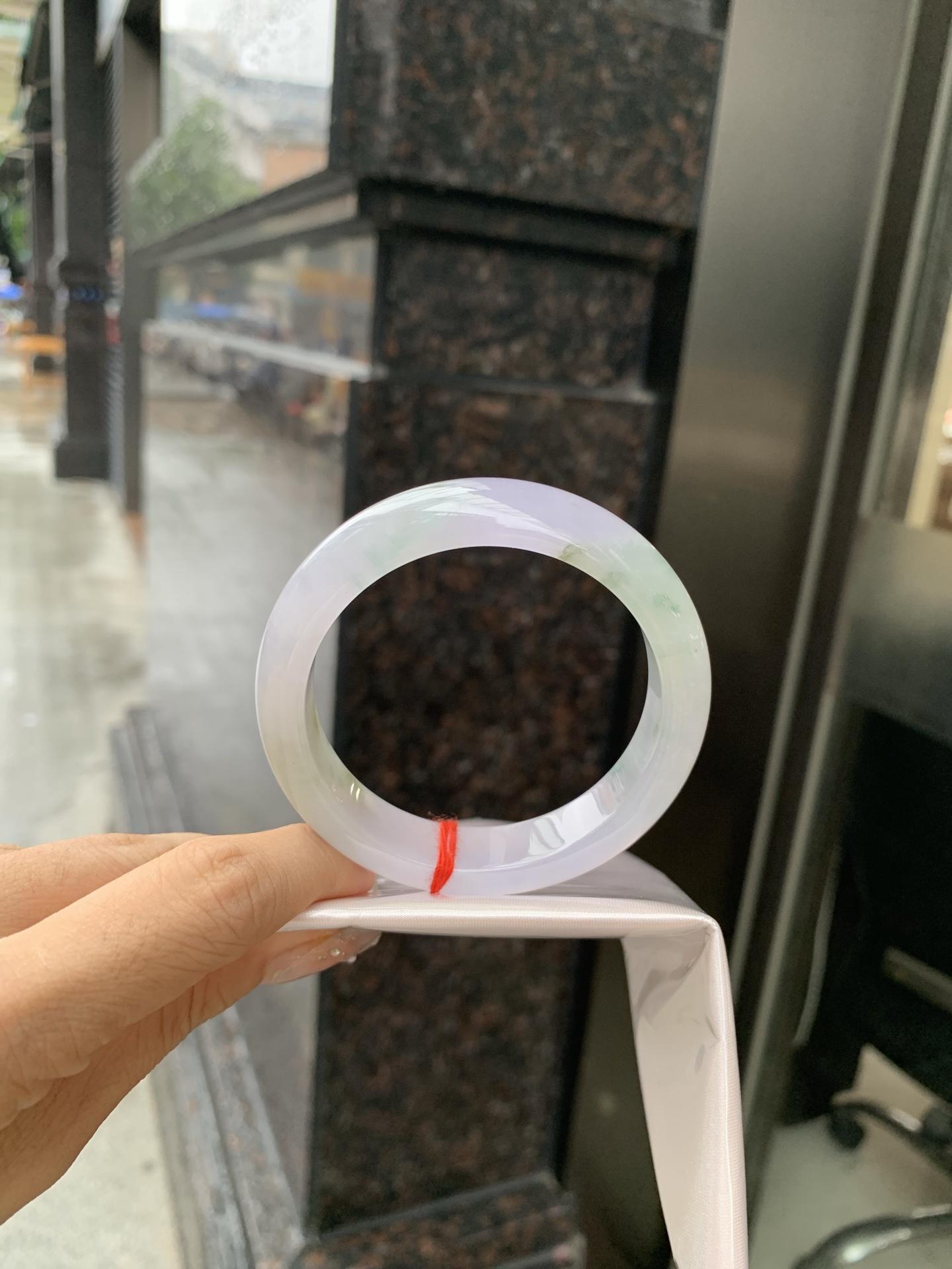 冰春彩正圈 54.6-8-12.8 0519-4A115 打灯棉线，底妆冰润，谁能拒绝一只自带春日滤镜的春彩镯啊，紫底晕染着飘绿花，像雾里的新芽，冰润细腻，上手温柔到骨子里，把整个春天的诗意都戴在手上。