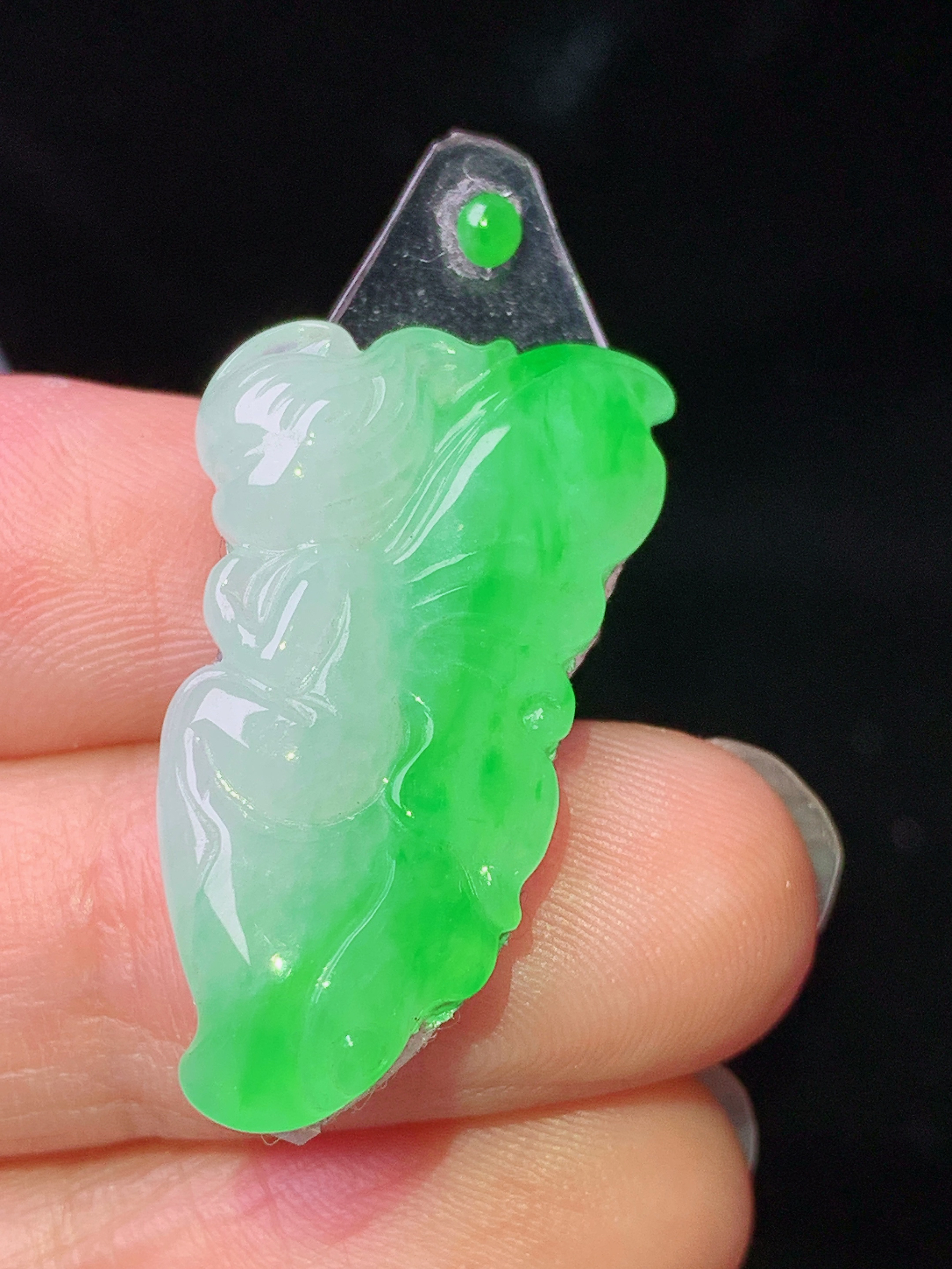 镶嵌款 飘绿天使吊坠 玉质细腻 色泽艳丽清新 水润亮眼 整体尺寸29*15.8*4.8 2x