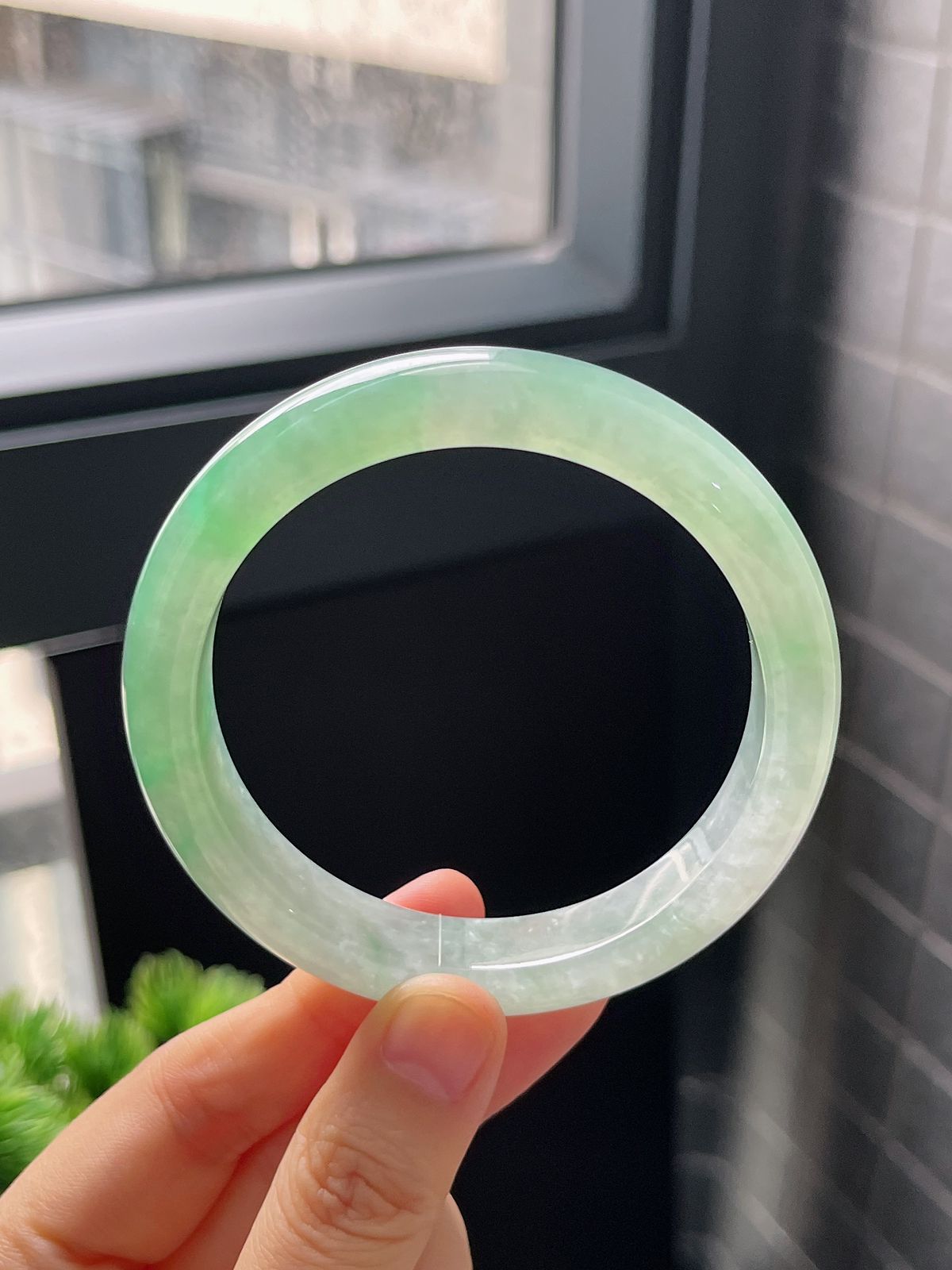 正圈58圈口，翡翠冰糯种淡绿色手镯