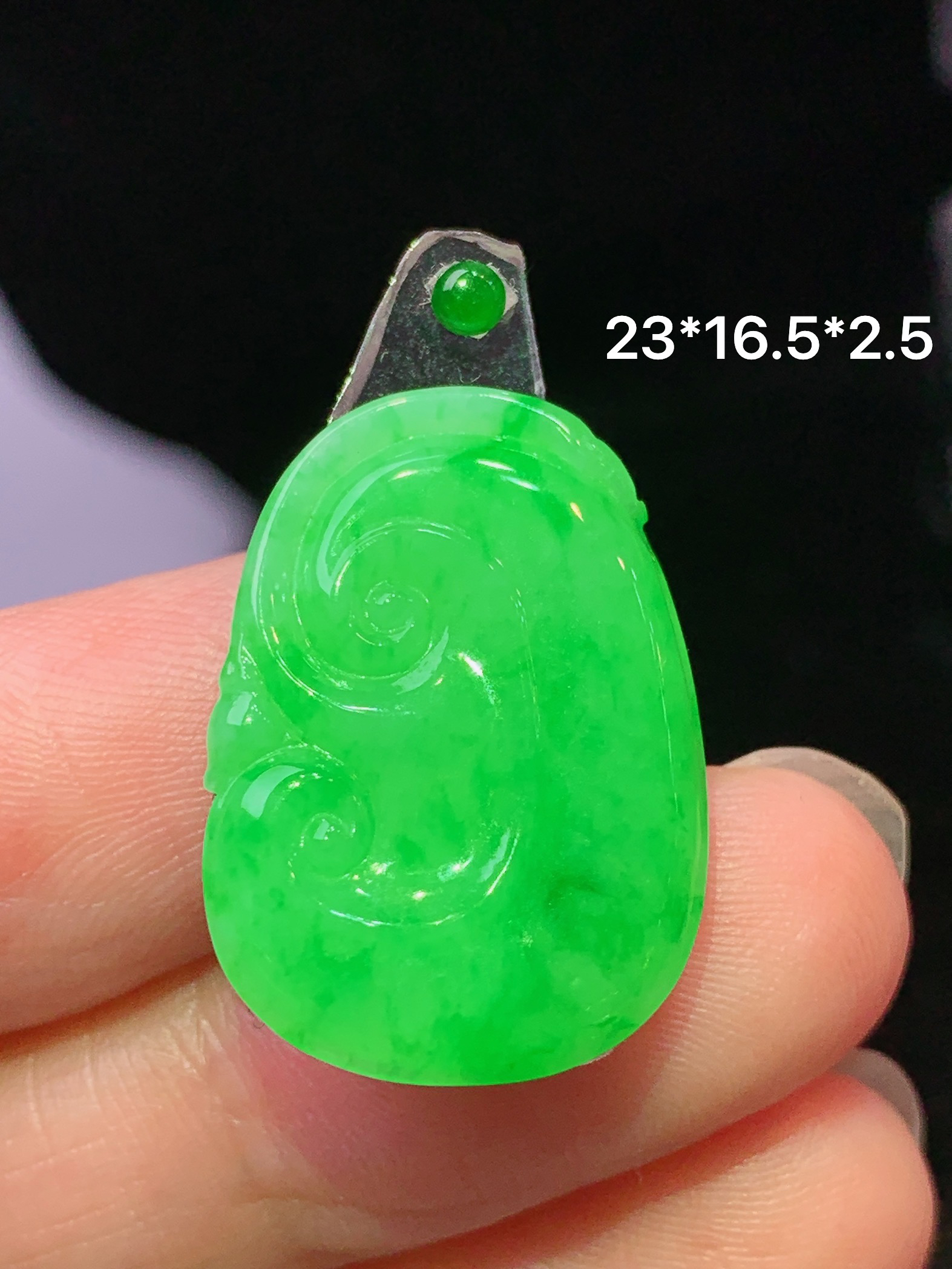 镶嵌款 阳绿如意吊坠 玉质细腻 色泽艳丽清新 水润亮眼 整体尺寸23*16.5*2.5 2x