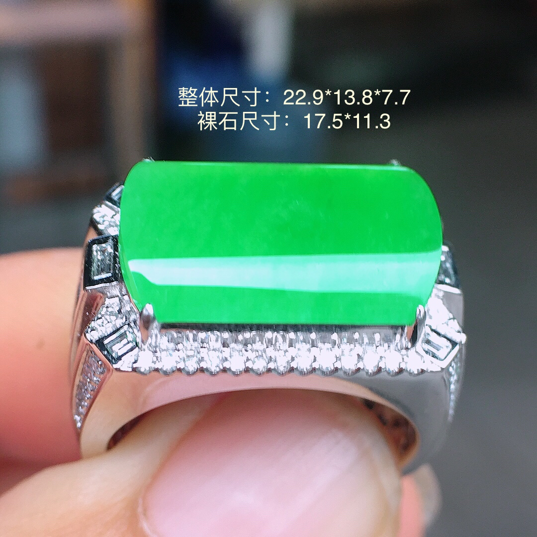 阳绿马鞍戒指，色泽均匀艳丽，玉质细腻，荧光感超
强，饱满圆润，简单大方，尽显优雅气质，18k
金豪华镶嵌