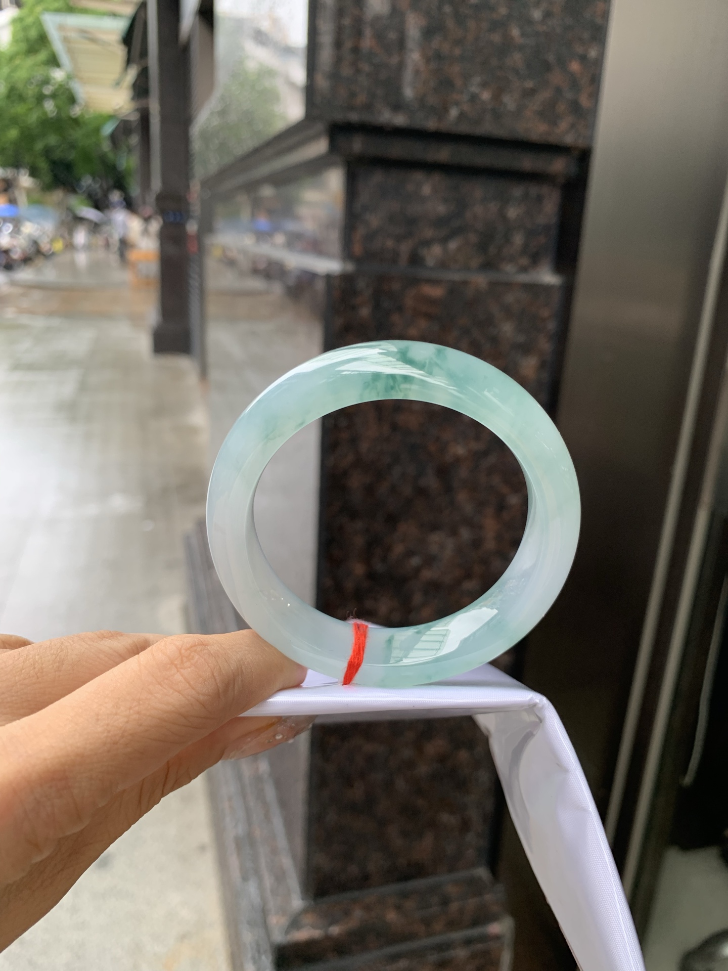 冰飘花正圈 54.6-8.7-13.3 0519-N766 打灯细纹，底妆冰润细腻，冰底中开出了朵朵蓝花，飘花灵动飘逸，勾勒出一幅唯美诗意的山水意境画，古典优雅又秀气