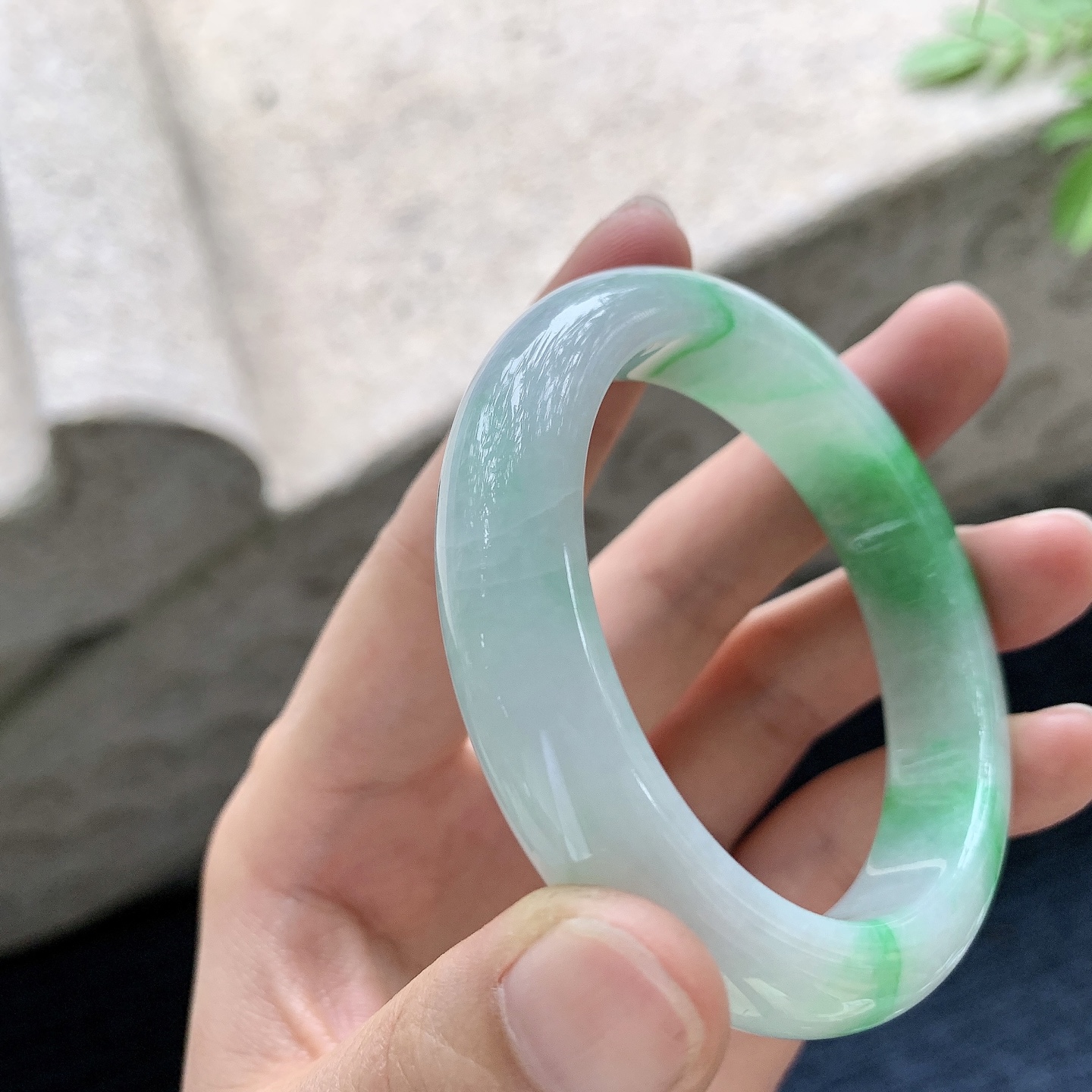 正圈49 50，圈口50.5/11.8/8.2，编码DZ081811，细糯飘阳绿，水润，种老，细腻，有纹线