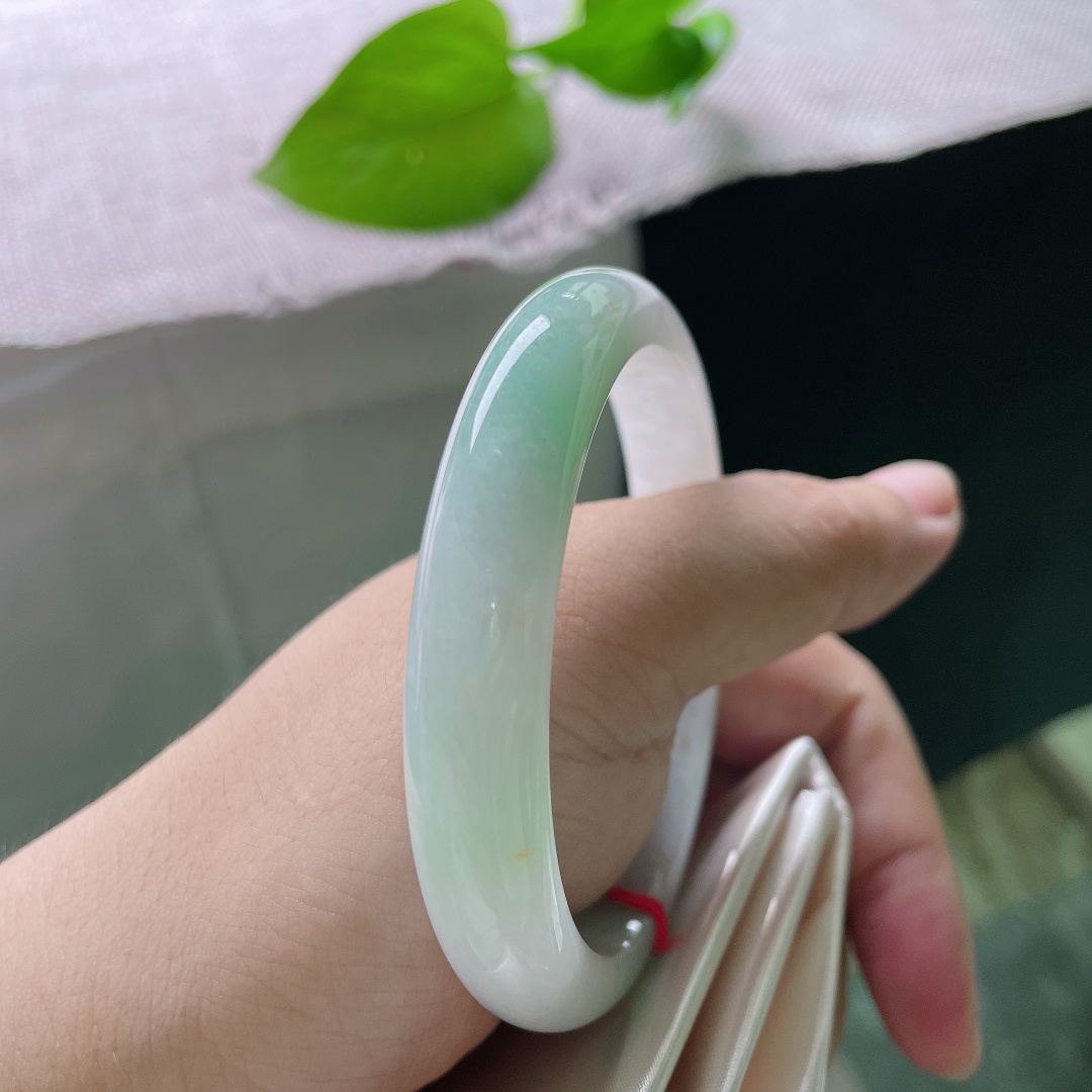 57.7/11/7.4，浅绿底正圈，水润，清秀迷人，条形秀气，种老，温婉知性，有纹，ss52267a