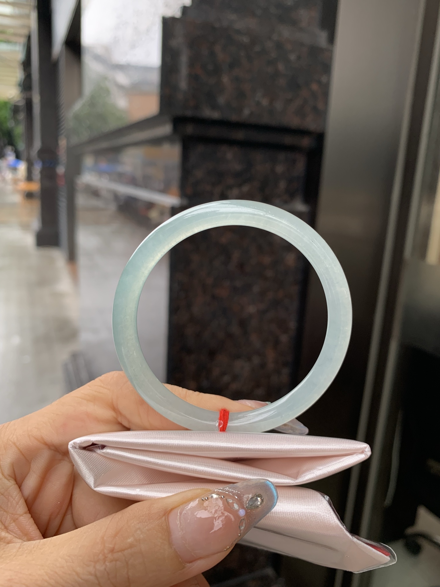 晴蓝美人条，底妆冰润，清爽耐看的均匀晴底，夏季美好的冰凉感，时而晴而晴蓝，随光线变化如梦如幻。
