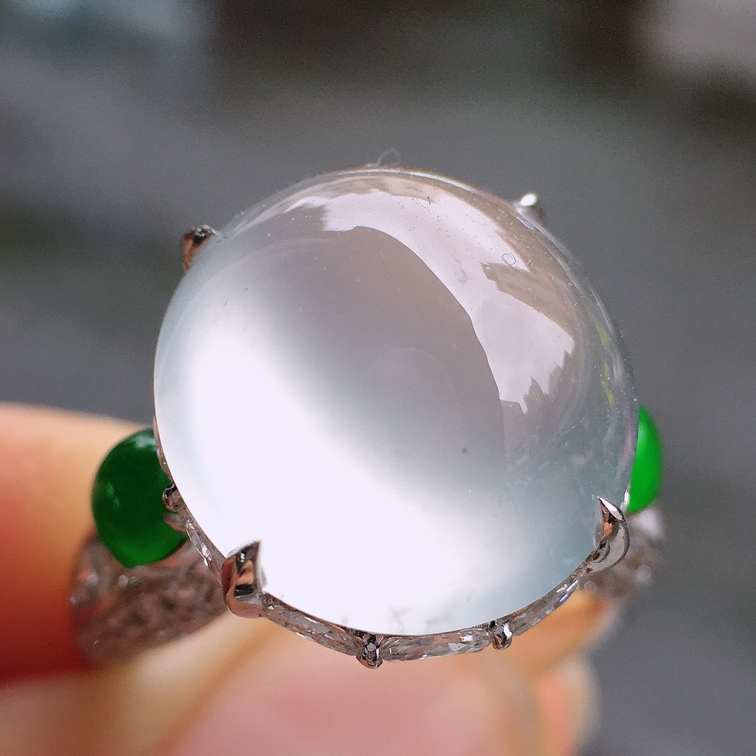 冰种蛋面戒指，玉质细腻，荧光感超
强，饱满圆润，简单大方，尽显优雅气质，18k
金豪华镶嵌