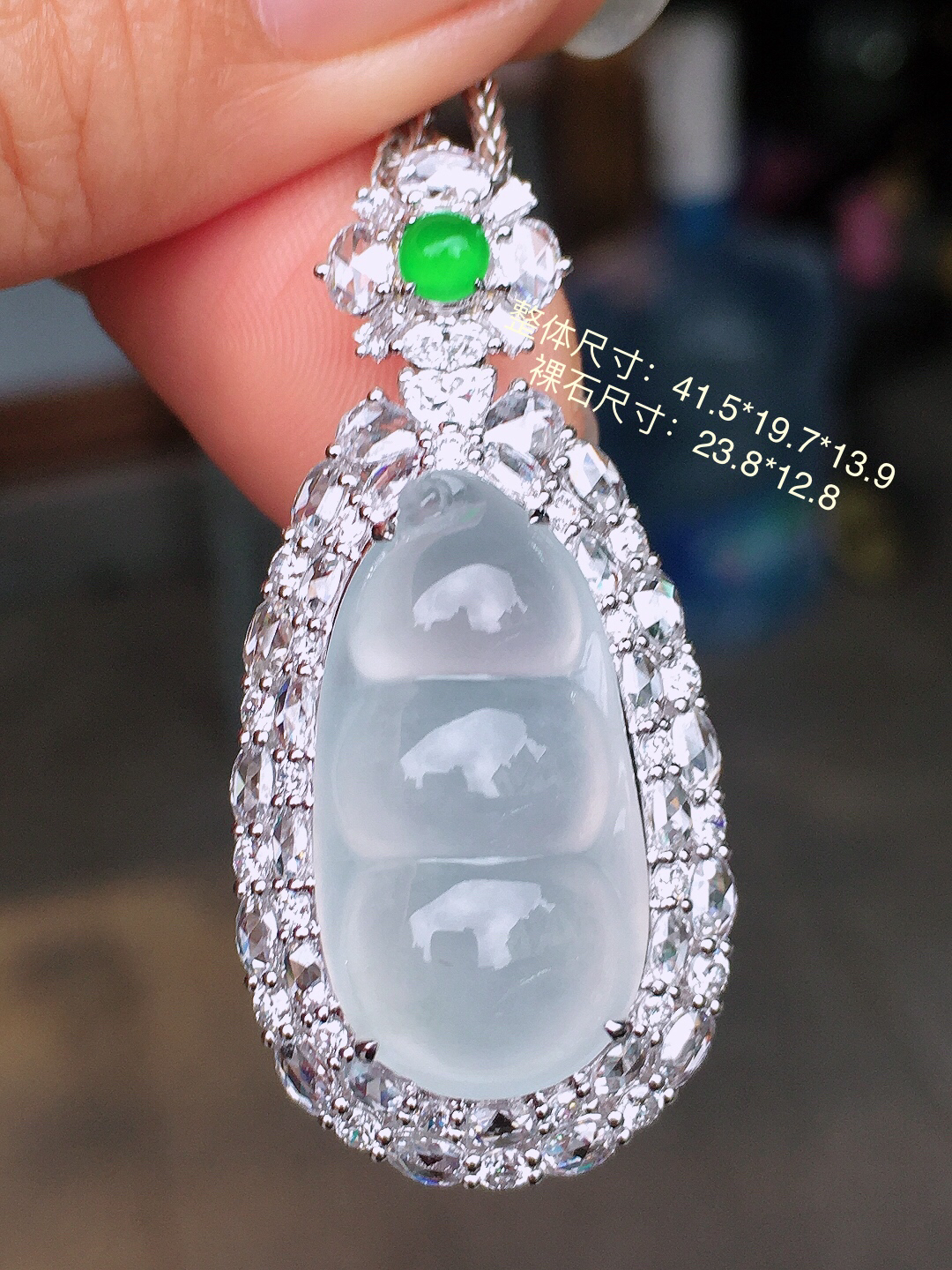 冰种福豆吊坠，玉质细腻，荧光感超
强，饱满圆润，简单大方，尽显优雅气质，18k
金豪华镶嵌