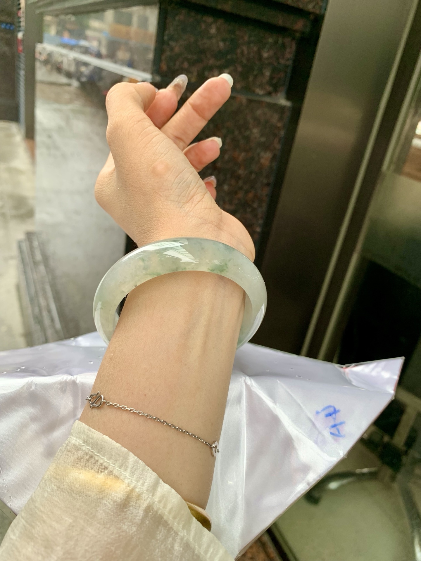 宽版正圈 57.7-7.6-15.6 0519-4A119 无裂，底妆冰透有光感，冰底中开出了朵朵蓝花，飘花灵动飘逸，勾勒出一幅唯美诗意的山水意境画，古典优雅又秀气