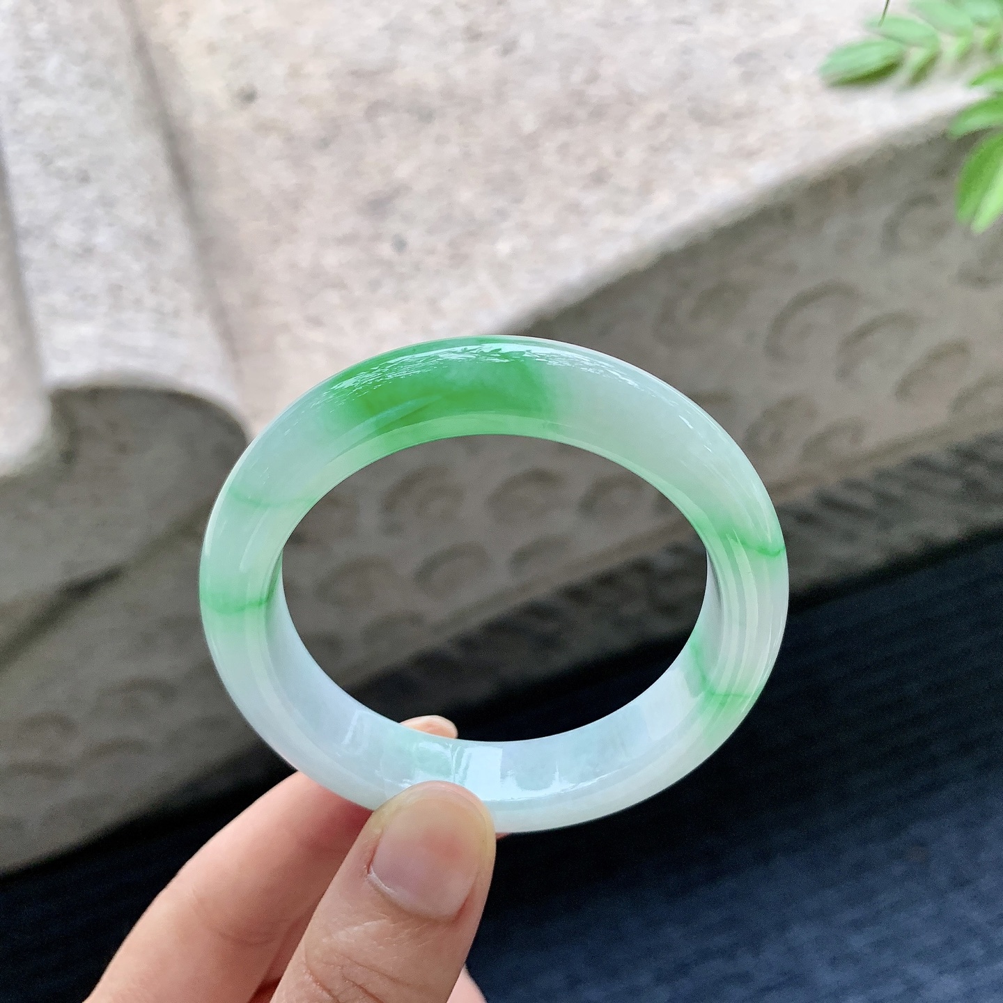 正圈49 50，圈口50.5/11.8/8.2，编码DZ081811，细糯飘阳绿，水润，种老，细腻，有纹线