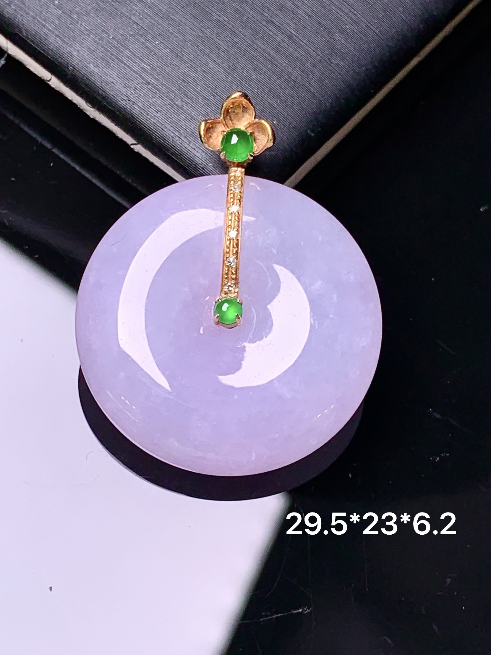 18k金镶嵌紫罗兰平安扣吊坠 玉质细腻 色泽艳丽清新 水润亮眼 整体尺寸29.5*23*6.2 yz