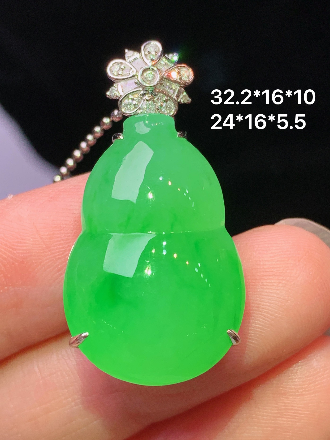 18k金镶嵌冰阳绿葫芦吊坠 玉质细腻 色泽艳丽清新 水润亮眼 整体尺寸32.2*16*10 L2