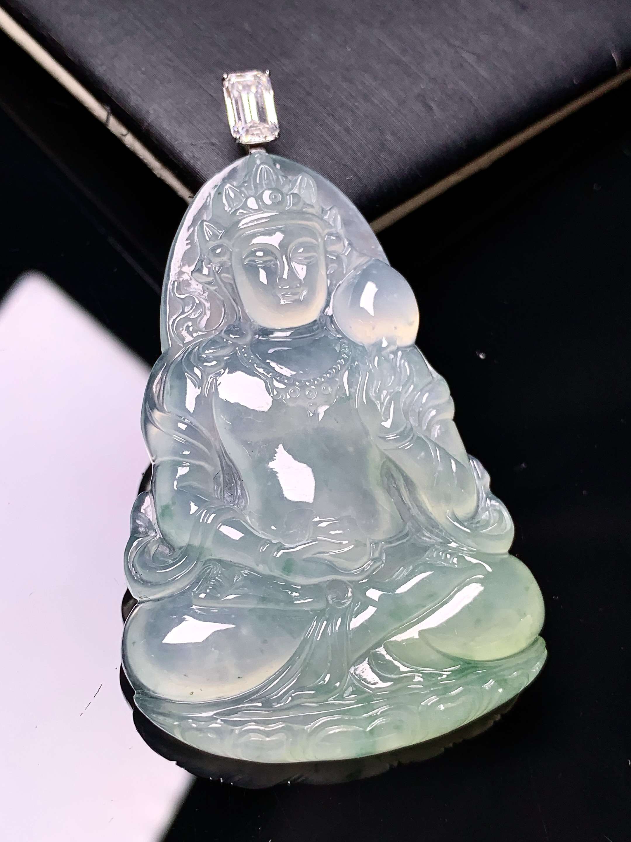 18k金钻镶嵌冰种观音菩萨吊坠 玉质细腻 色泽艳丽清新 水润亮眼 整体尺寸57.2*33.6*5.8 c1