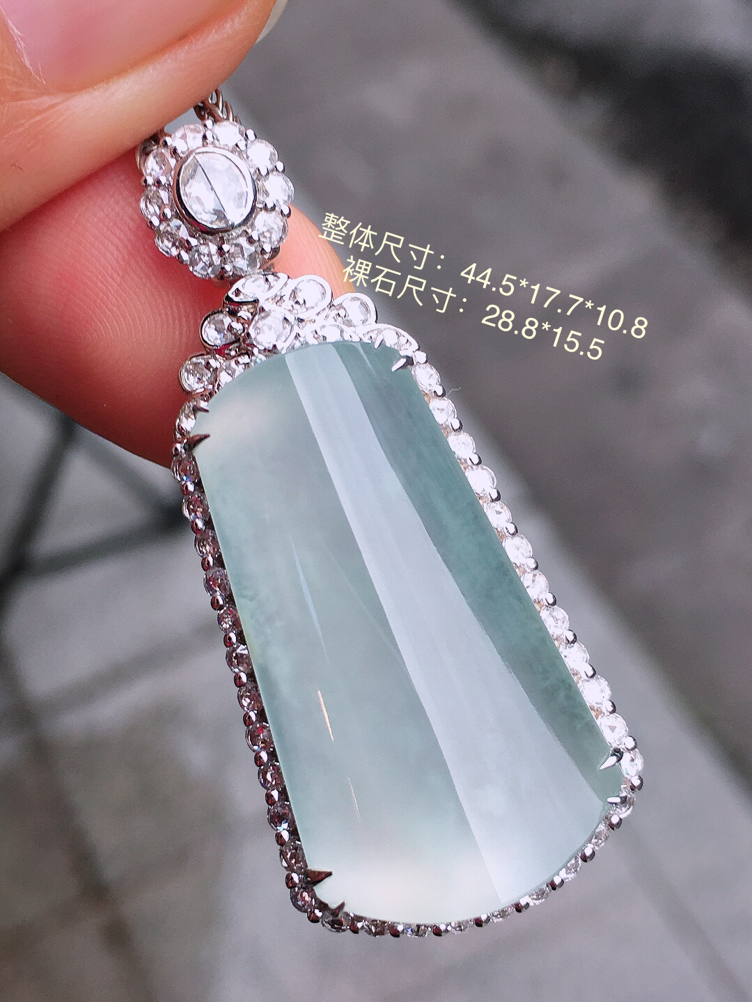 冰种无事牌吊坠，玉质细腻，荧光感超
强，饱满圆润，简单大方，尽显优雅气质，18k
金豪华镶嵌