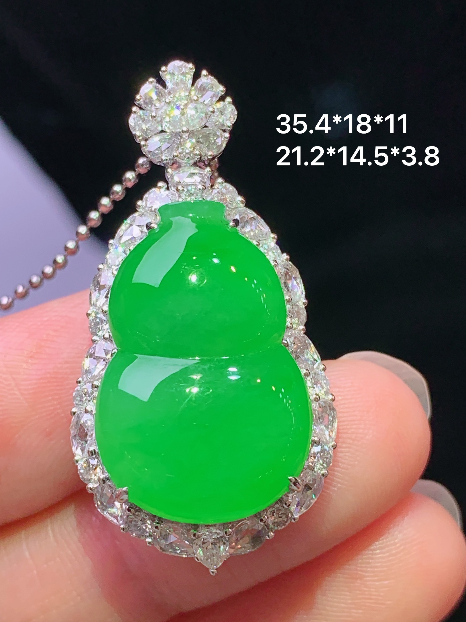 18k金钻镶嵌冰阳绿葫芦吊坠 玉质细腻 色泽艳丽清新 水润亮眼 整体尺寸35.4*18*11 s1